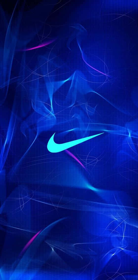 Blue Nike 桌布 壁紙 — 一個發光的青色Nike剔號漂浮在旋轉的藍色和紫色數碼煙霧中，背景為深色。