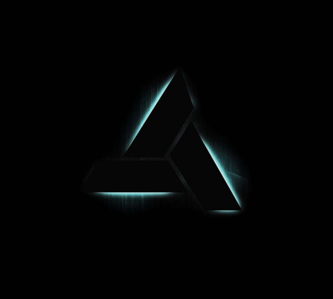Abstergo 桌布 壁紙 — 一個發光的青色三角棱鏡漂浮在絕對黑暗中，邊緣銳利，輪廓上有輻射光跡。