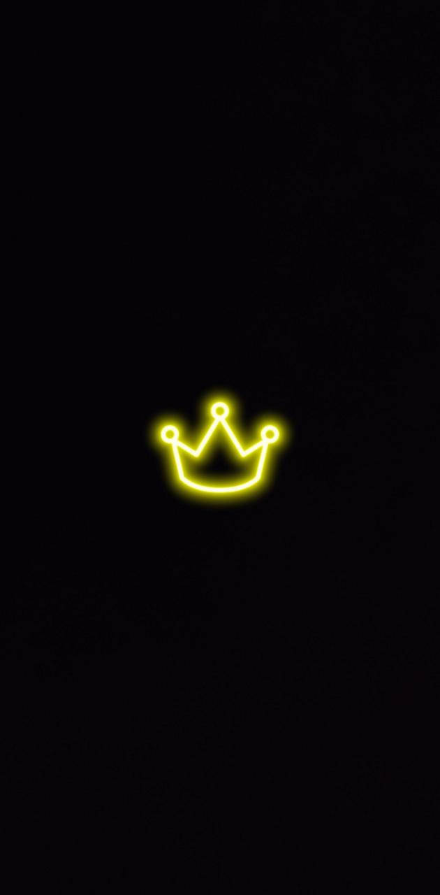 king 桌布 壁紙 — 一個發光的黃色霓虹皇冠圖示，居中在純黑色背景上。