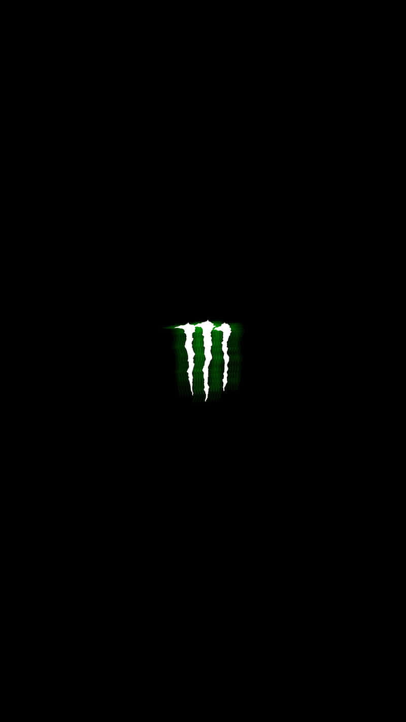 Monster Energy 桌布 壁紙 — 一個發光綠色爪痕標誌居中於純黑色背景上。