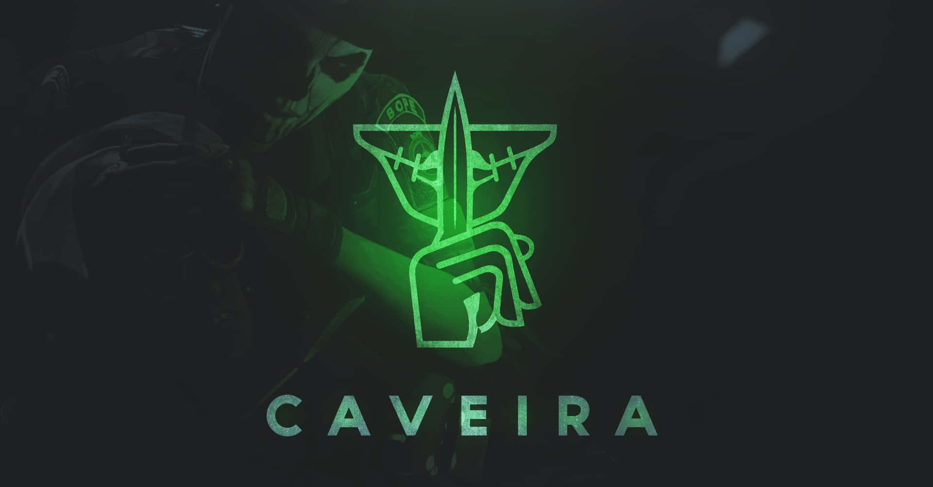 Rainbow Six Siege Caveira 桌布 壁紙 — 一個發光綠色風格化標誌，描繪一隻手持劍的手，帶有縫線細節，背景為深色，並有一個戴面具的人物。