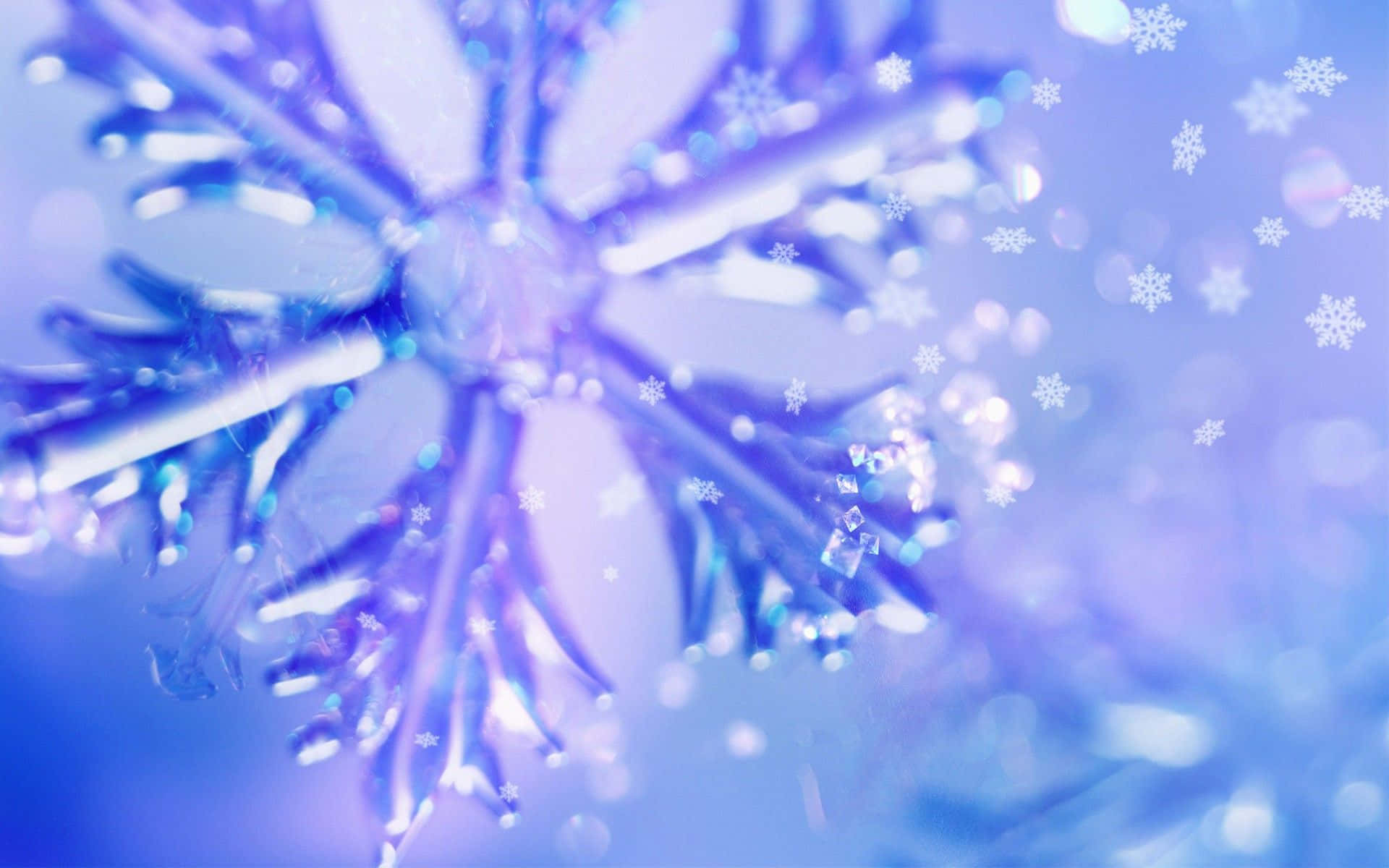 Winter Holiday 桌布 壁紙 — 一個發光藍色雪花的特寫，帶有散景燈光和漂浮的雪花，背景是柔和的紫色。