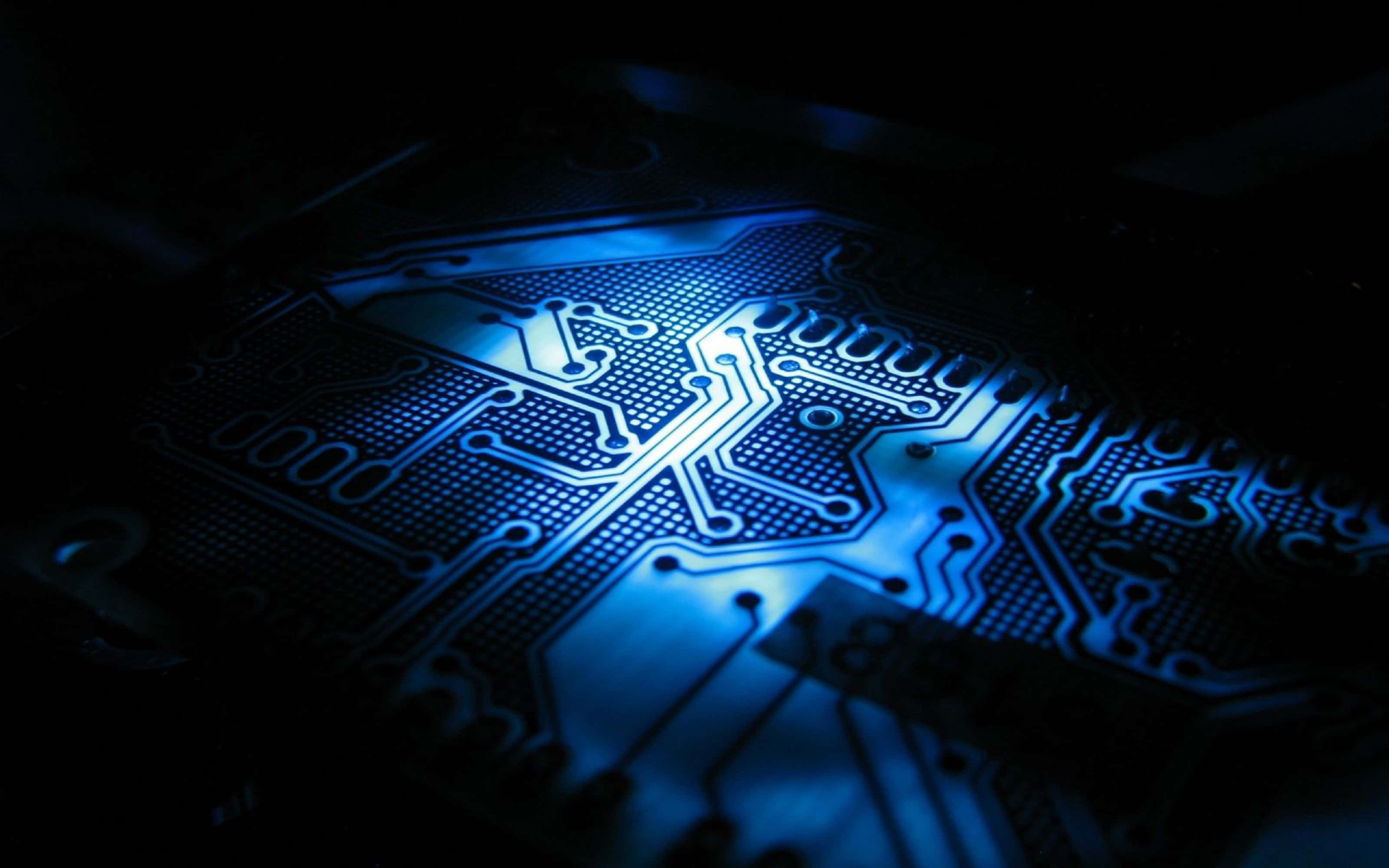 4K Processor 桌布 壁紙 — 一個發光藍色電路板的特寫，由聚焦光線照亮，背景為深色。