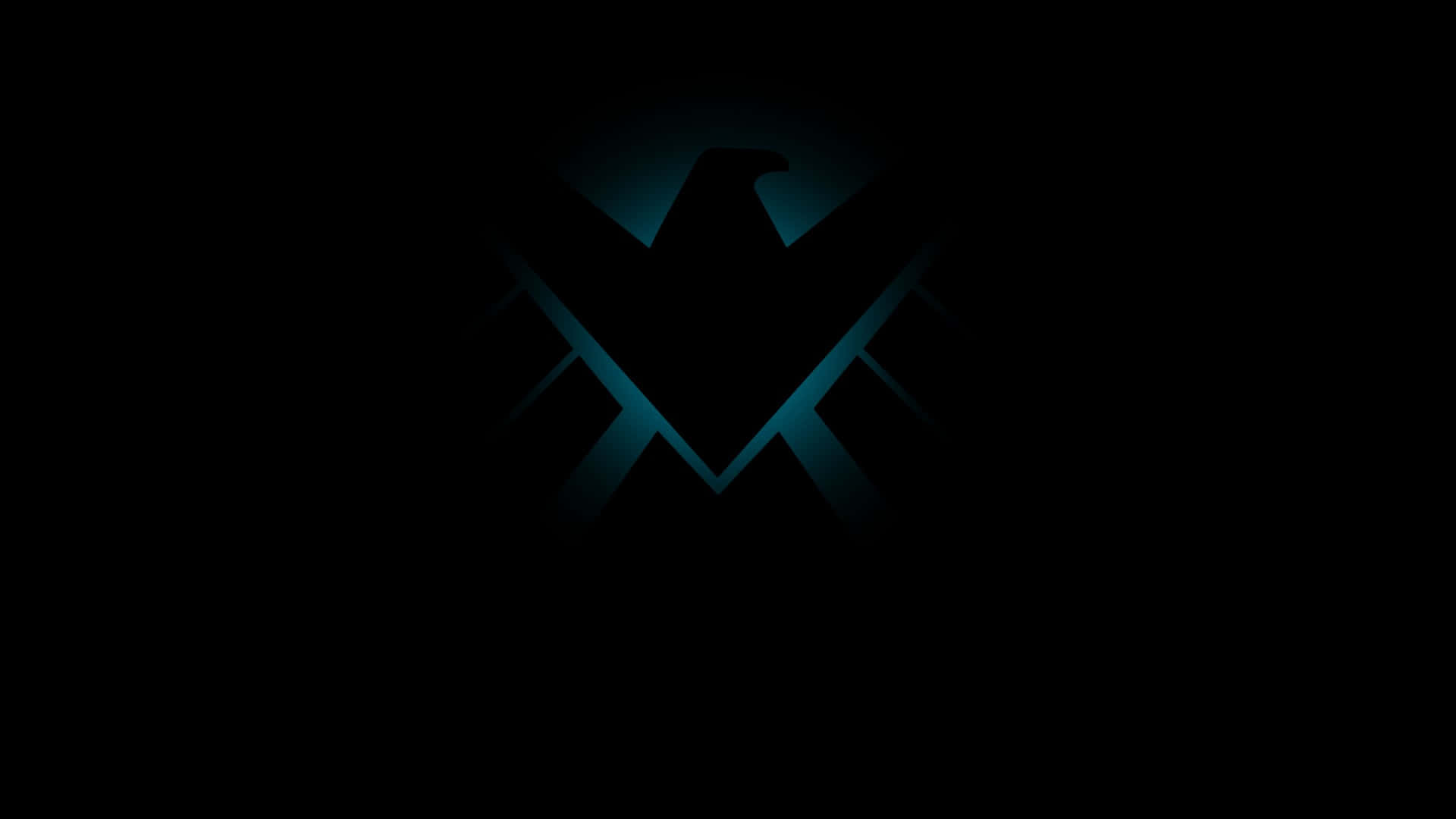 shield 桌布 壁紙 — 一個發光藍色風格化嘅鷹徽章從黑暗中浮現，帶有銳利嘅幾何射線。