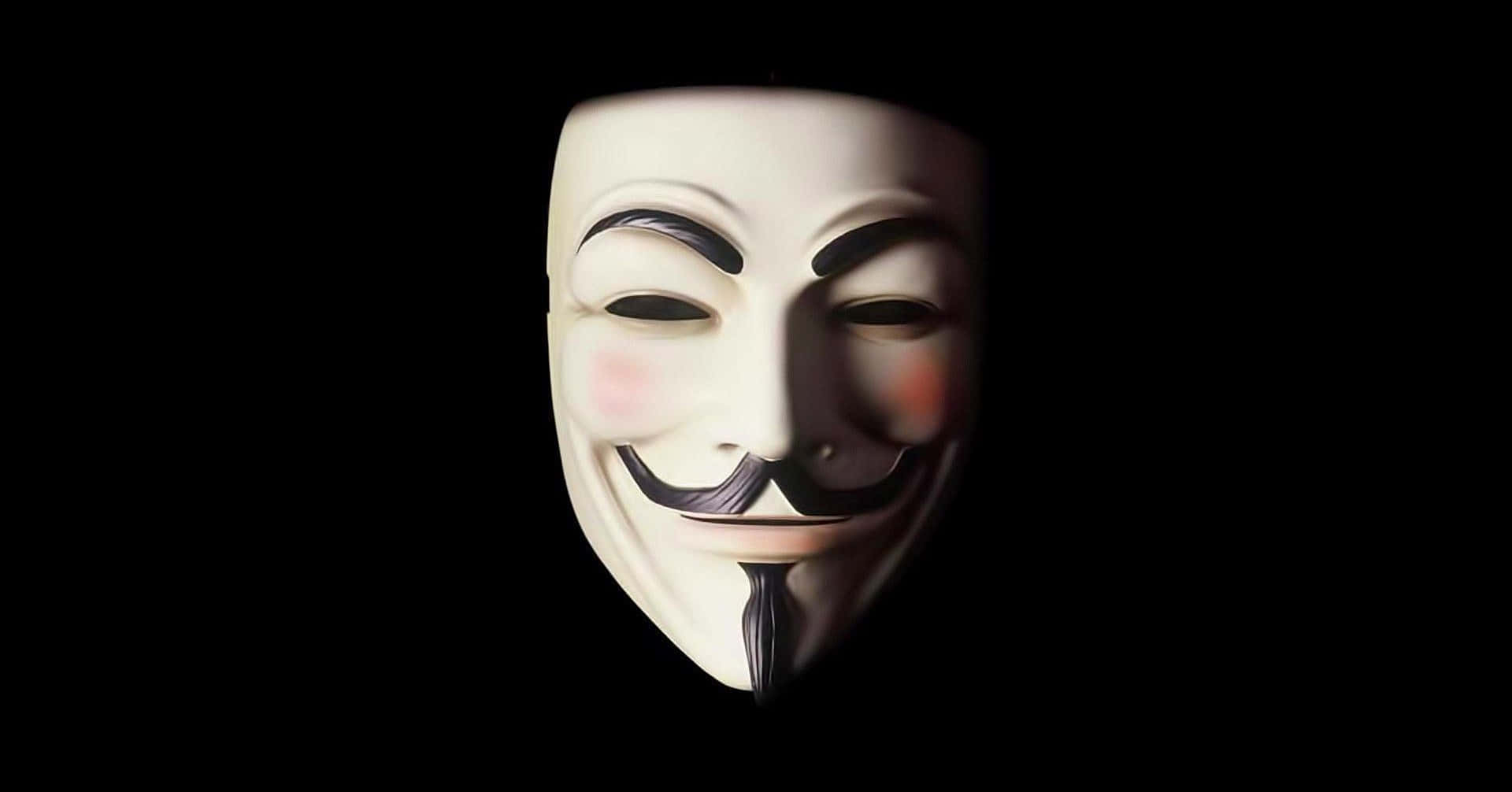 Anonymous 桌布 壁紙 — 一個白色Guy Fawkes面具，帶有玫瑰色臉頰和咧嘴笑，在漆黑背景中發光。
