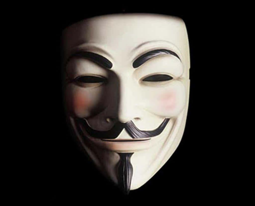 Anonymous 桌布 壁紙 — 一個白色Guy Fawkes面具，帶有寬闊的笑容和山羊鬍，在純黑背景上發光。