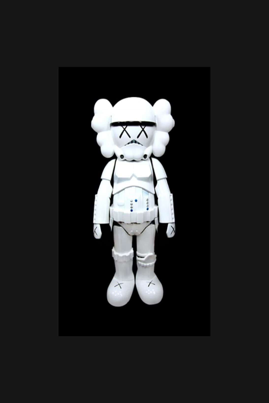 Kaws Stormtrooper 桌布 壁紙 — 一個白色KAWS Stormtropper人偶，擁有X形眼睛和雲朵般的頭髮，站在黑色背景前。
