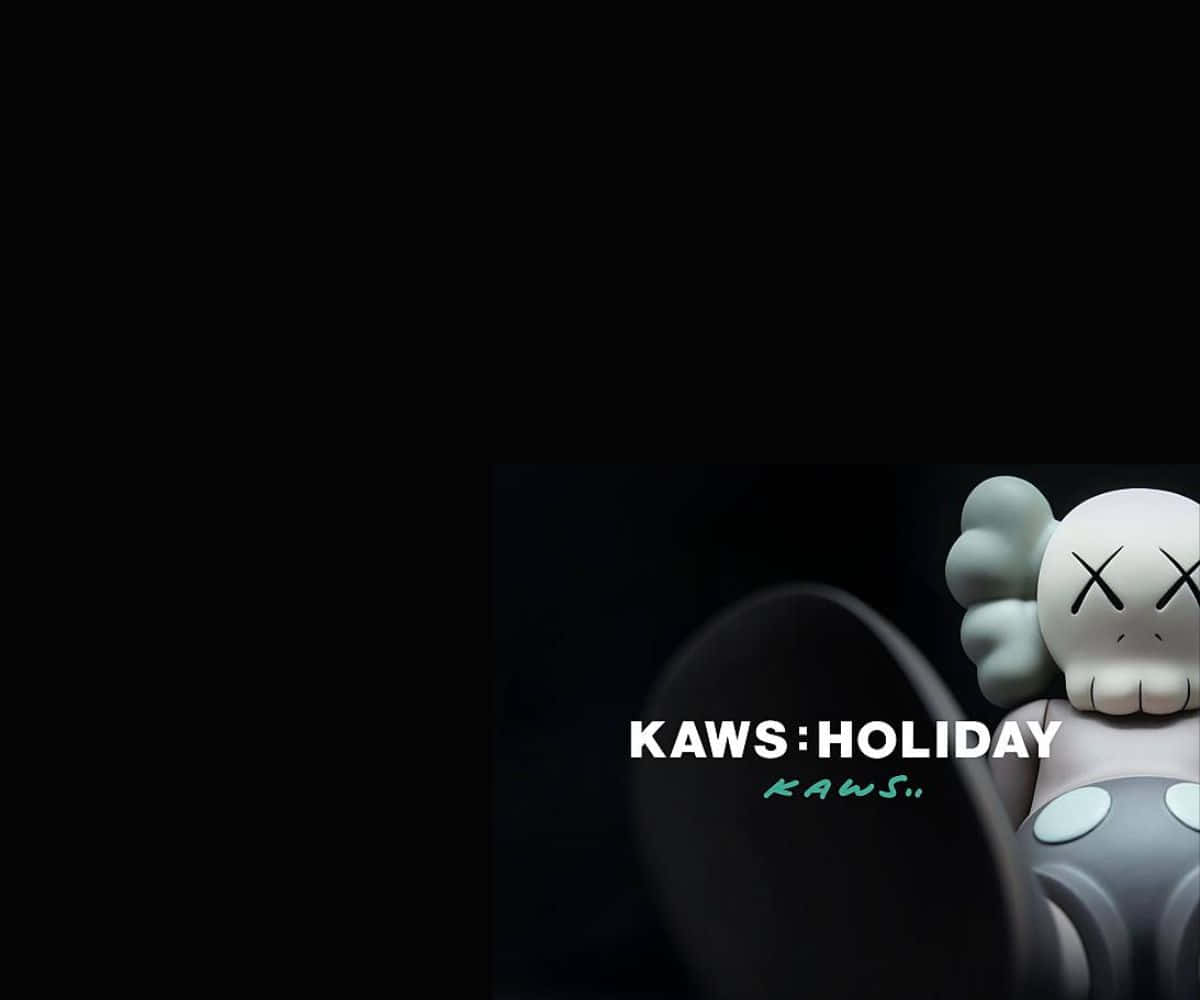Kaws Holiday 桌布 壁紙 — 一個白色KAWS公仔，擁有X形眼睛和雲朵般的手臂，坐在一個黑色背景上的深色球體旁邊，並帶有'KAWS:HOLIDAY'文字。
