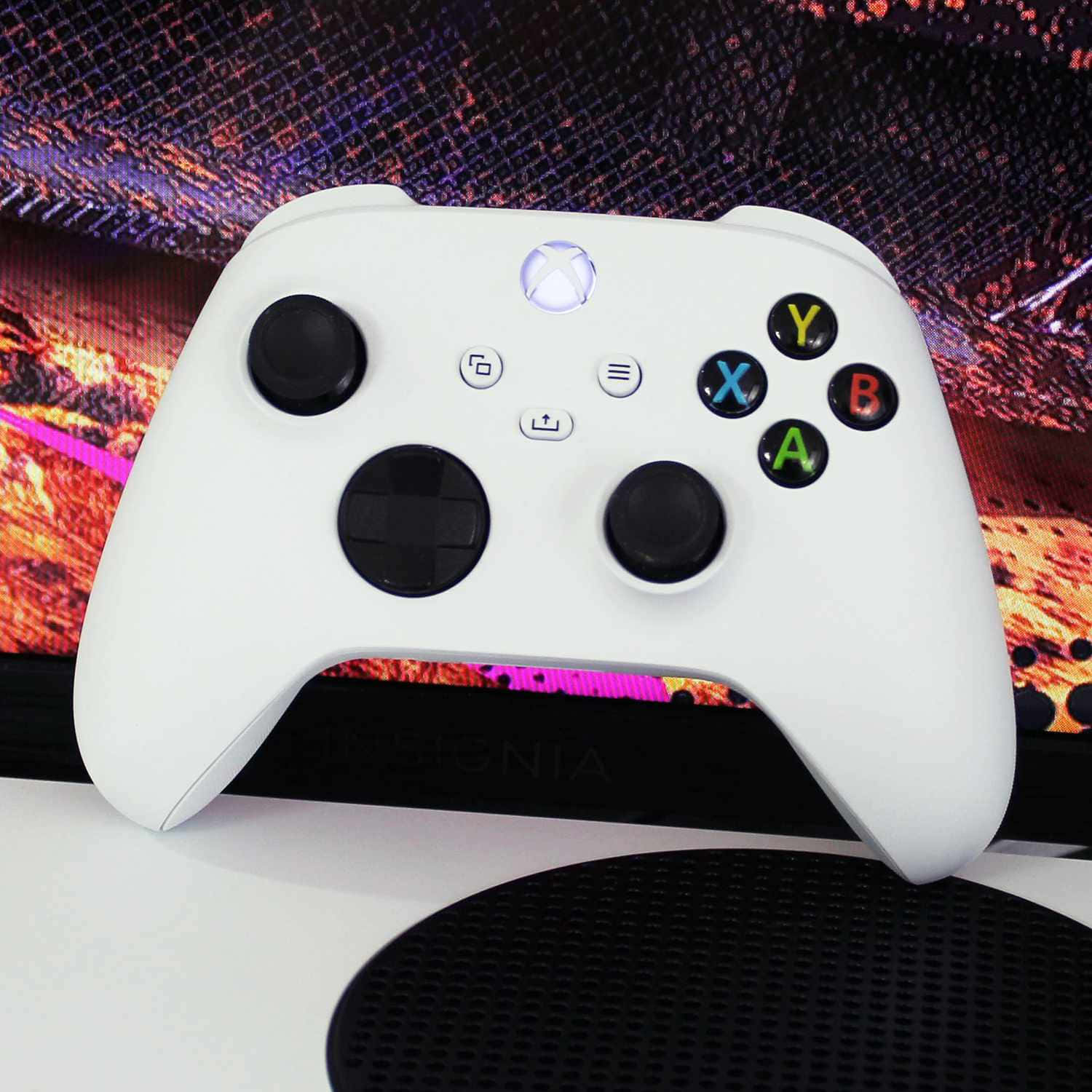 一個白色Xbox One手掣放在桌上 壁紙