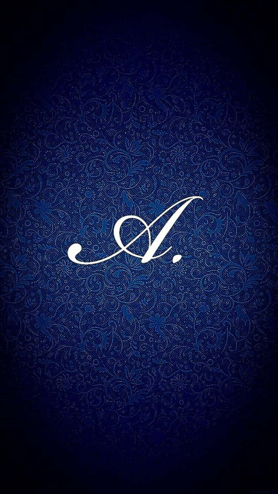 Letter A 桌布 壁紙 — 一個白色優雅手寫字母A，居中於深藍色華麗花卉圖案背景上。