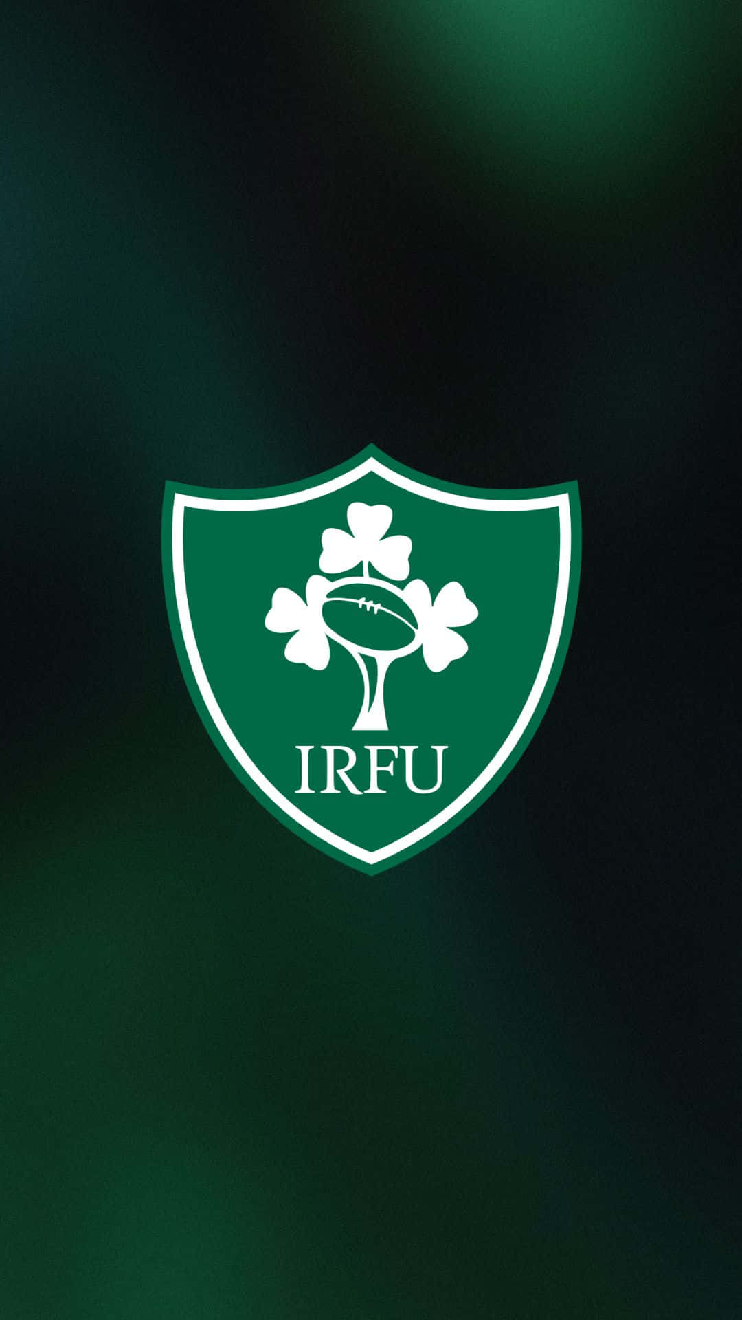 Ireland Rugby 桌布 壁紙 — 一個白色嘅愛爾蘭欖球聯盟徽章，上面有三個三葉草同一個欖球，置中喺深綠色漸變背景上。