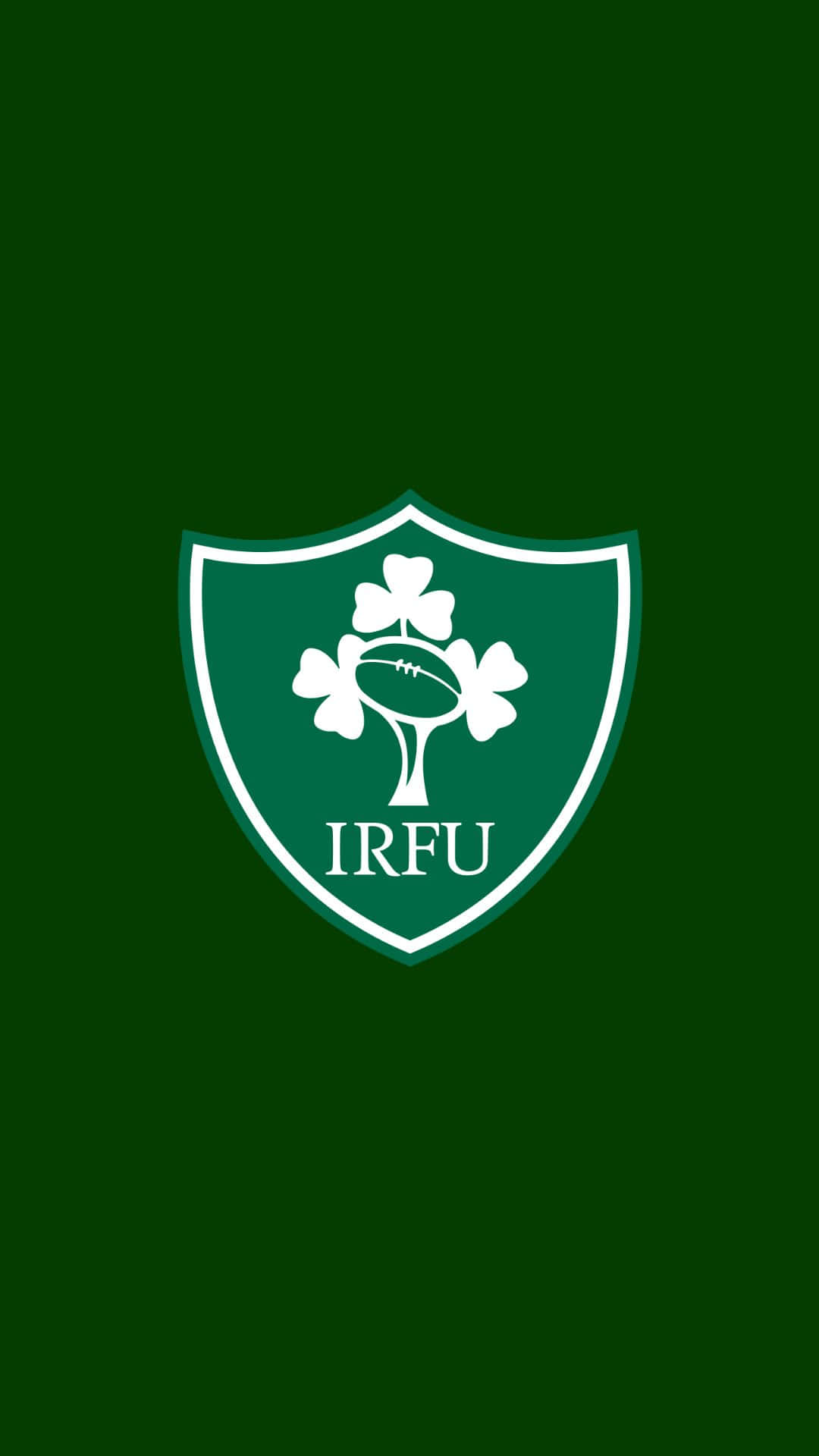 Ireland Rugby 桌布 壁紙 — 一個白色嘅愛爾蘭欖球聯盟徽章，上面有三葉草同欖球，背景係純深綠色。