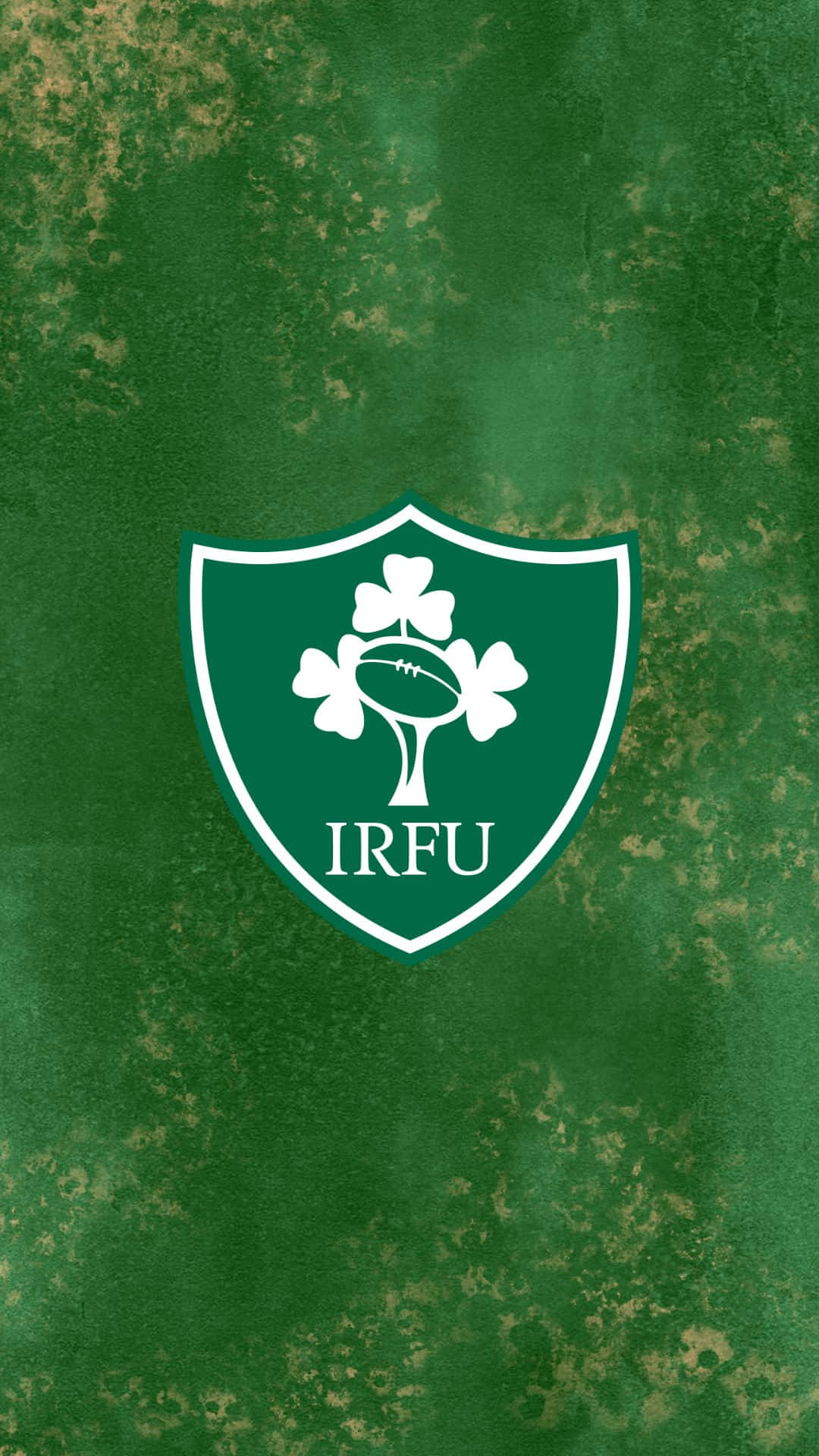 Ireland Rugby 桌布 壁紙 — 一個白色嘅愛爾蘭欖球聯盟徽章，中央有三葉草同欖球，背景係有紋理嘅綠色。