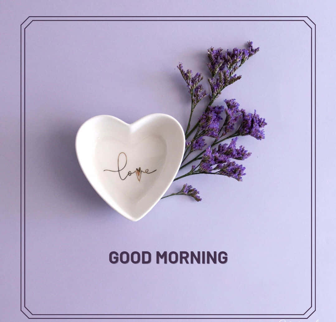  壁紙 — 一個白色心形碟，裏面寫著love，旁邊放著紫色乾花，背景係柔和嘅薰衣草色。