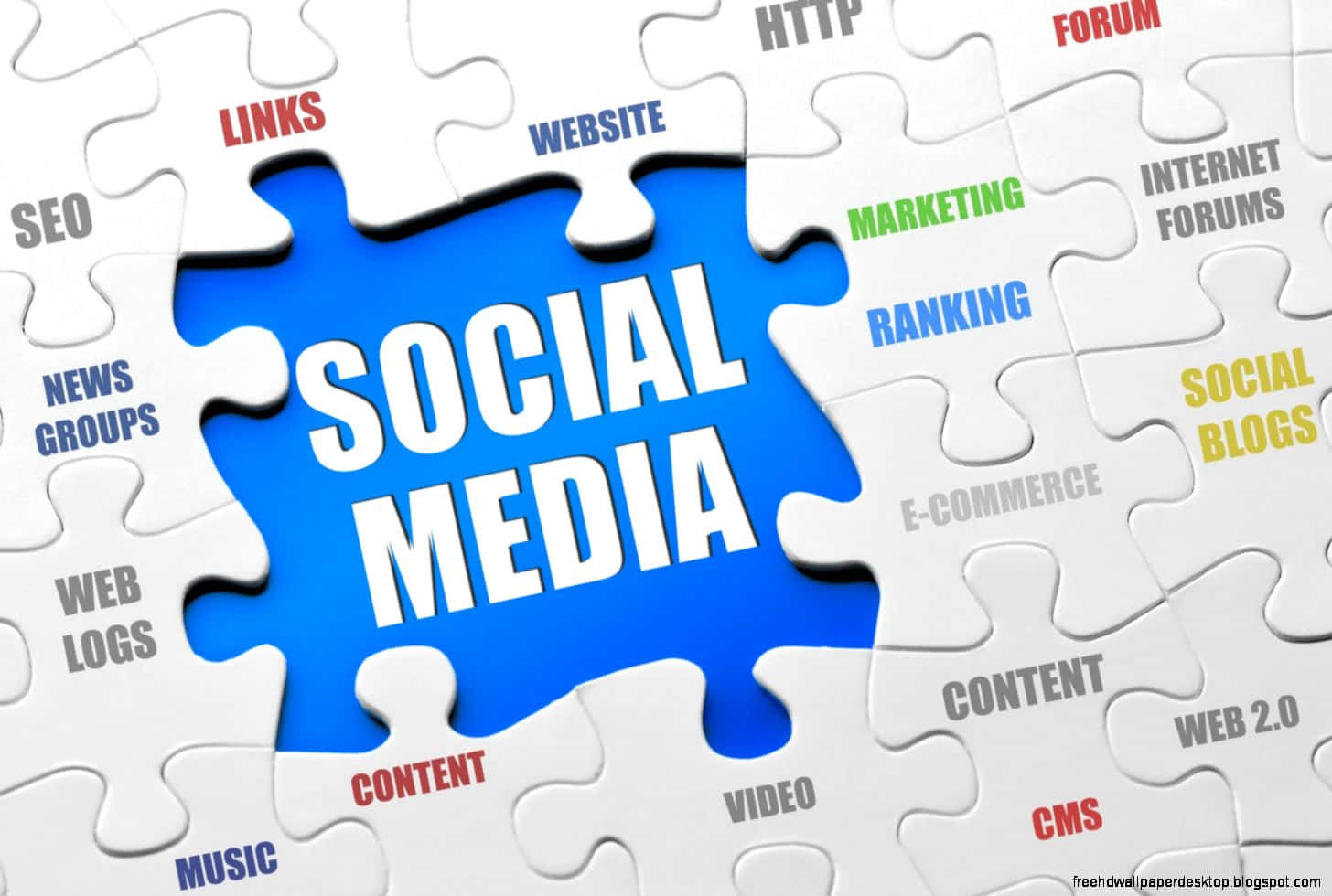 科技 桌布 壁紙 — 一個白色拼圖，缺少中心部分，露出藍色的「SOCIAL MEDIA」，周圍環繞著SEO營銷和CMS等技術術語。