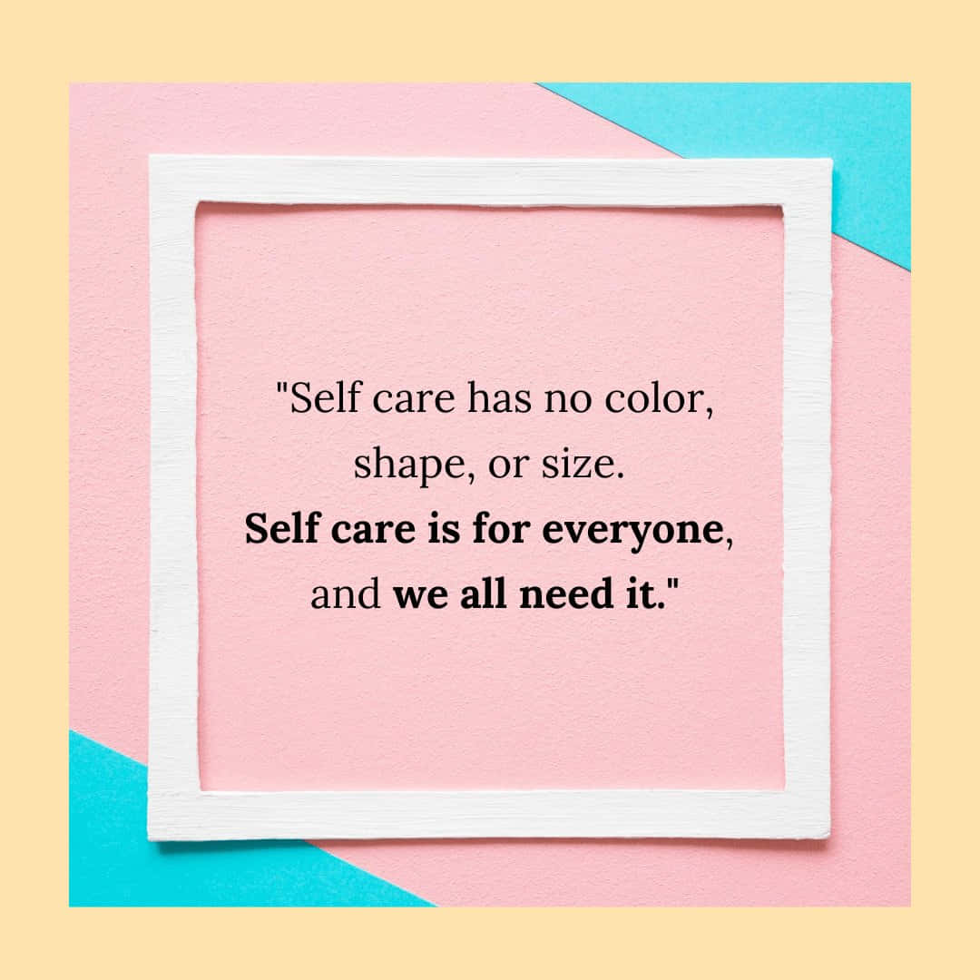 Self Care 桌布 壁紙 — 一個白色框框嘅自愛語錄，放喺粉紅、青綠同黃色嘅粉彩幾何背景上。