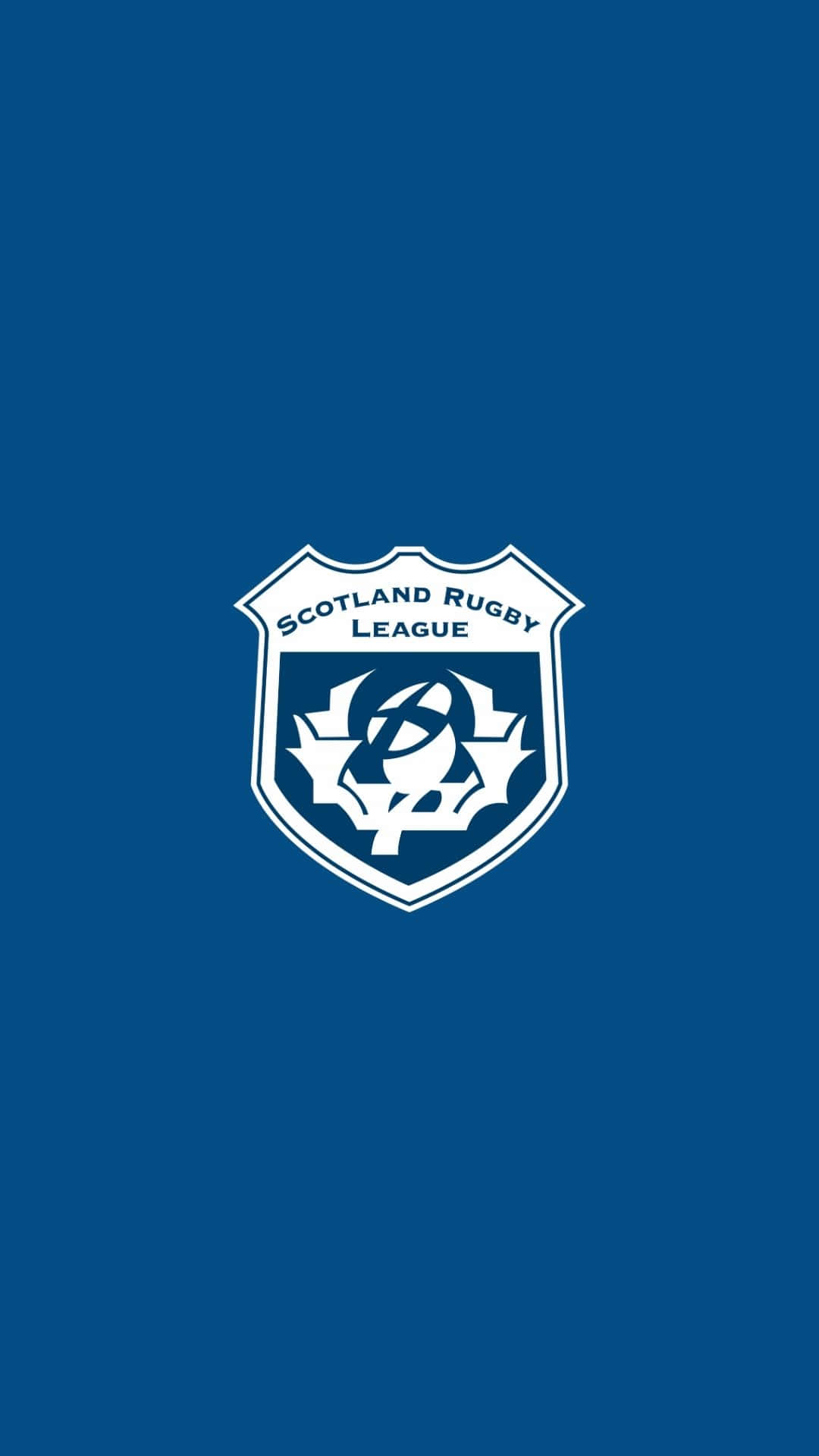 Scotland Rugby 桌布 壁紙 — 一個白色的蘇格蘭欖球聯盟徽章，居中於純皇家藍色背景上。