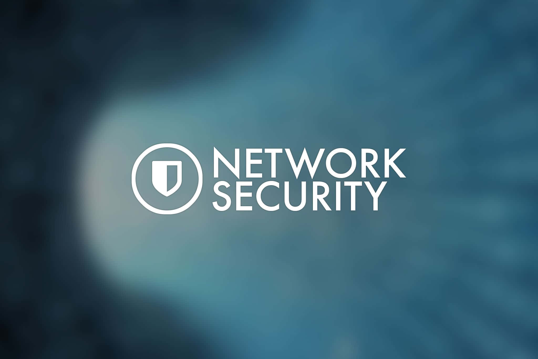 Cyber Security 桌布 壁紙 — 一個白色網絡安全標誌，帶有盾牌圖標，居中在模糊的藍綠色和深藍色抽象背景上。