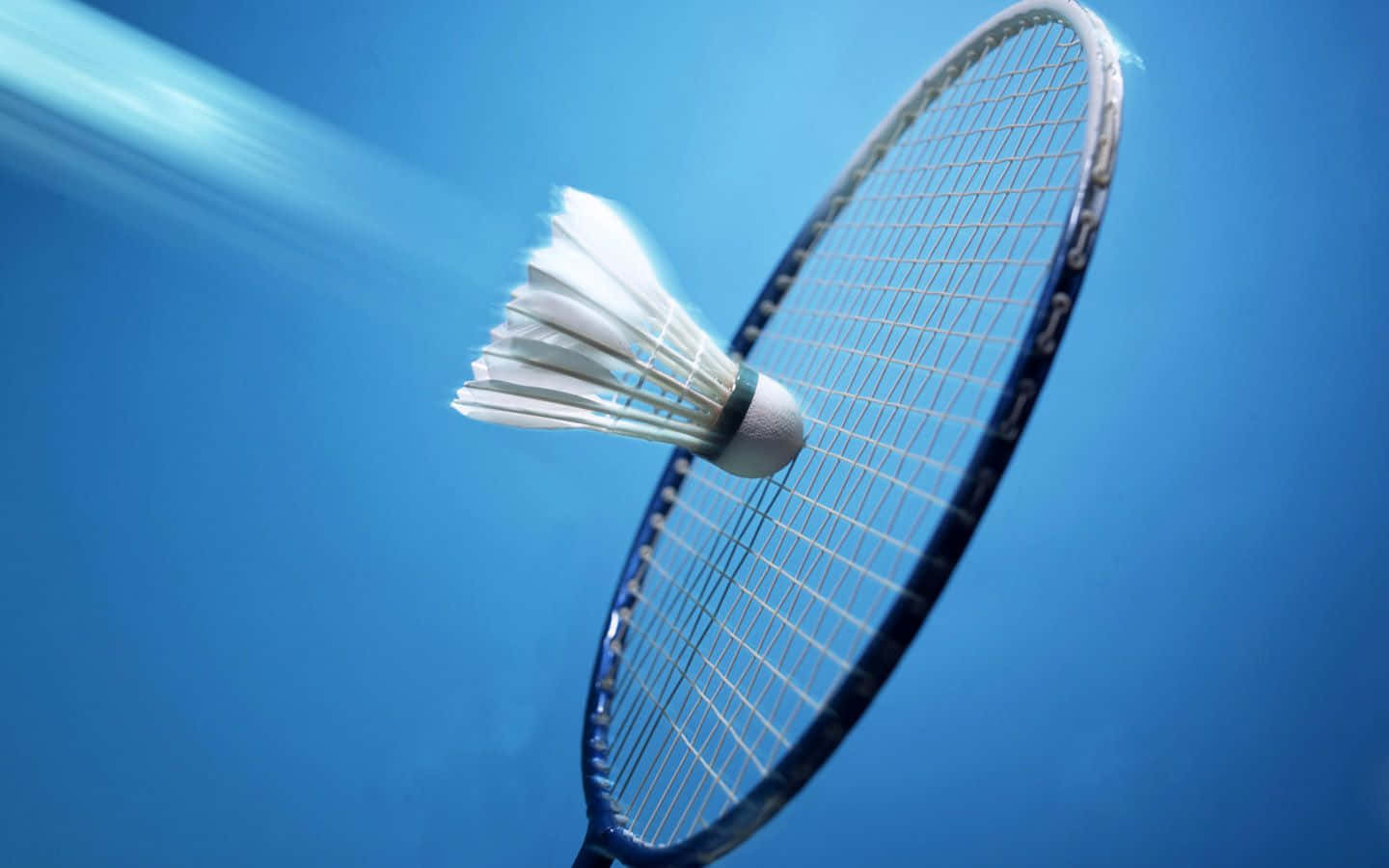 3d Sports 桌布 壁紙 — 一個白色羽毛球擊中藍色羽毛球拍，背景係充滿活力嘅藍天，帶有動態模糊效果。