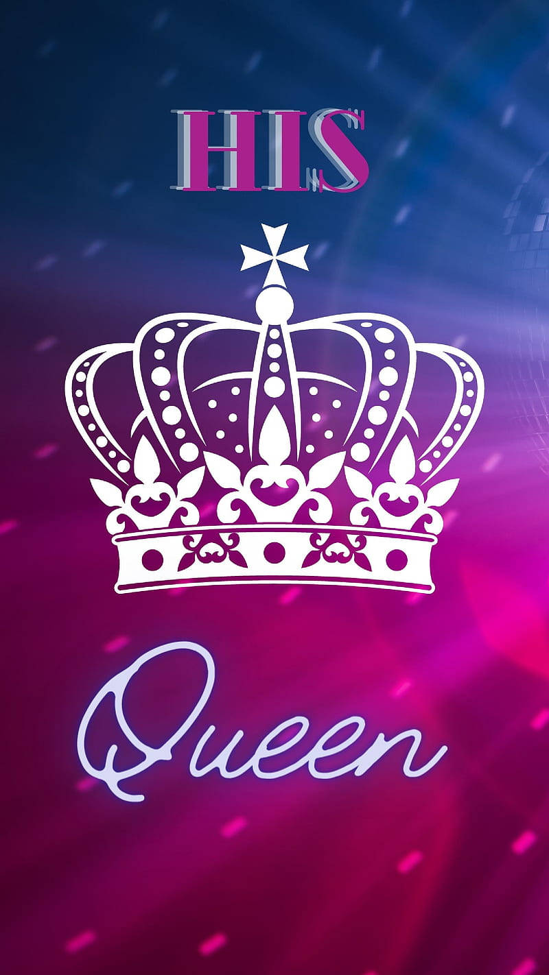 Queen 桌布 壁紙 — 一個白色華麗皇冠和草書女王文字在帶有光線條紋的鮮豔粉紅和藍色漸變背景上發光。