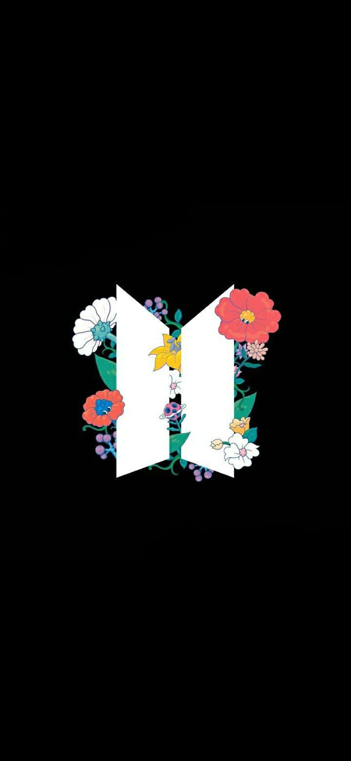 Bts Icon 桌布 壁紙 — 一個白色風格化的「BTS」標誌，飾有色彩繽紛的花朵和綠植，背景為純黑色。
