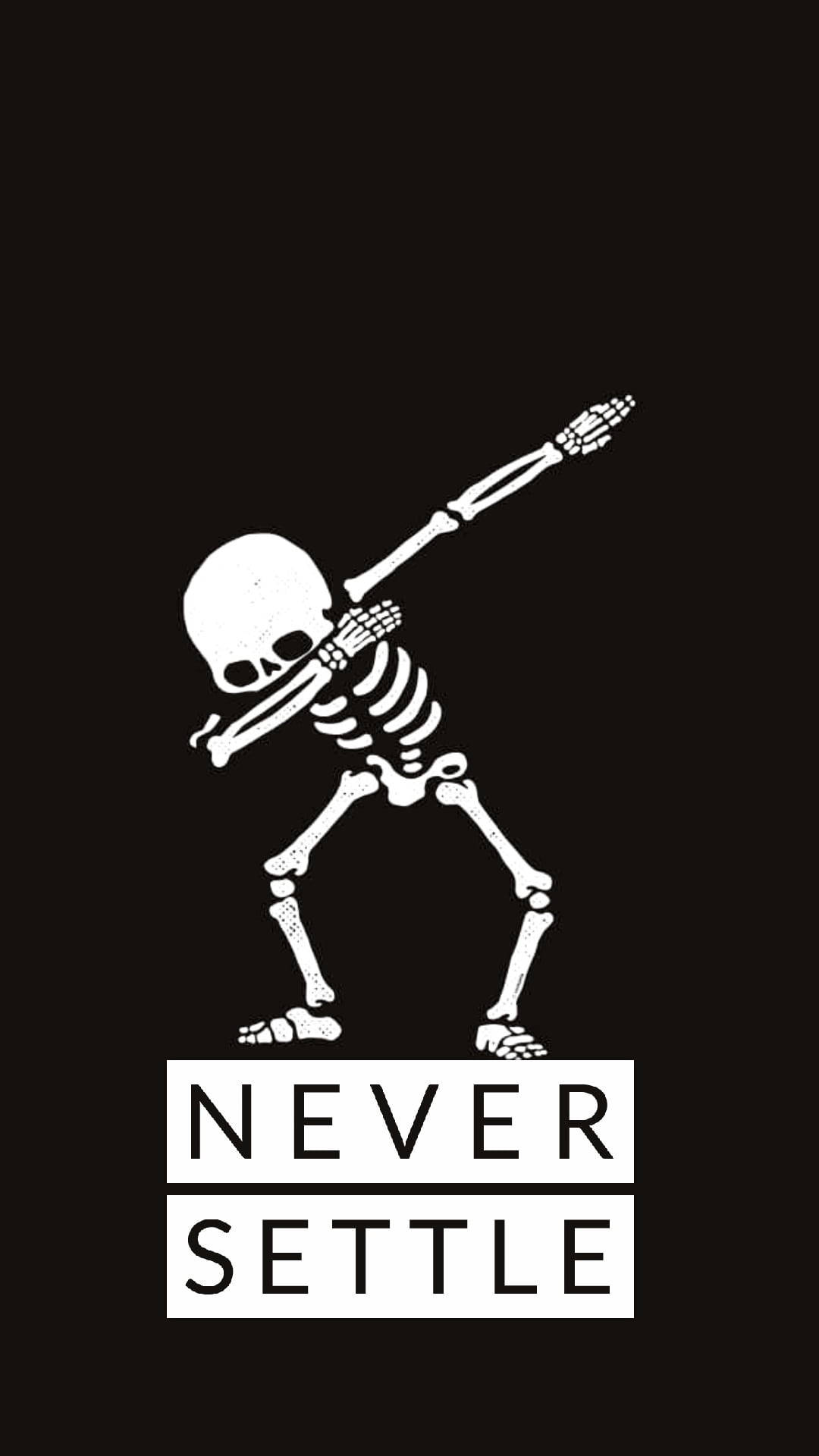 骷髏 桌布 壁紙 — 一個白色骷髏在黑色背景前跳 dab 姿勢，下方有 'NEVER SETTLE' 文字。