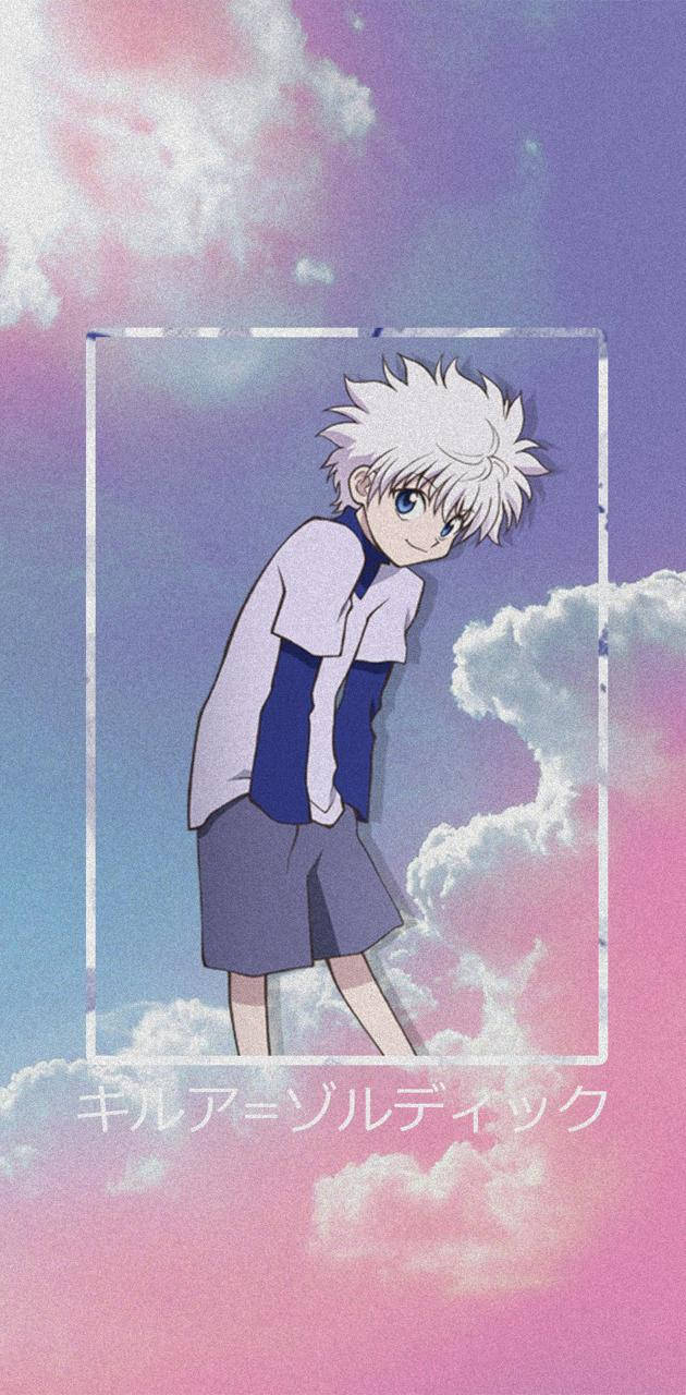 動漫男孩 桌布 壁紙 — 一個白髮動漫男孩穿著校服，在粉紫粉紅的粉彩天空和 fluffy 雲朵中溫柔微笑。