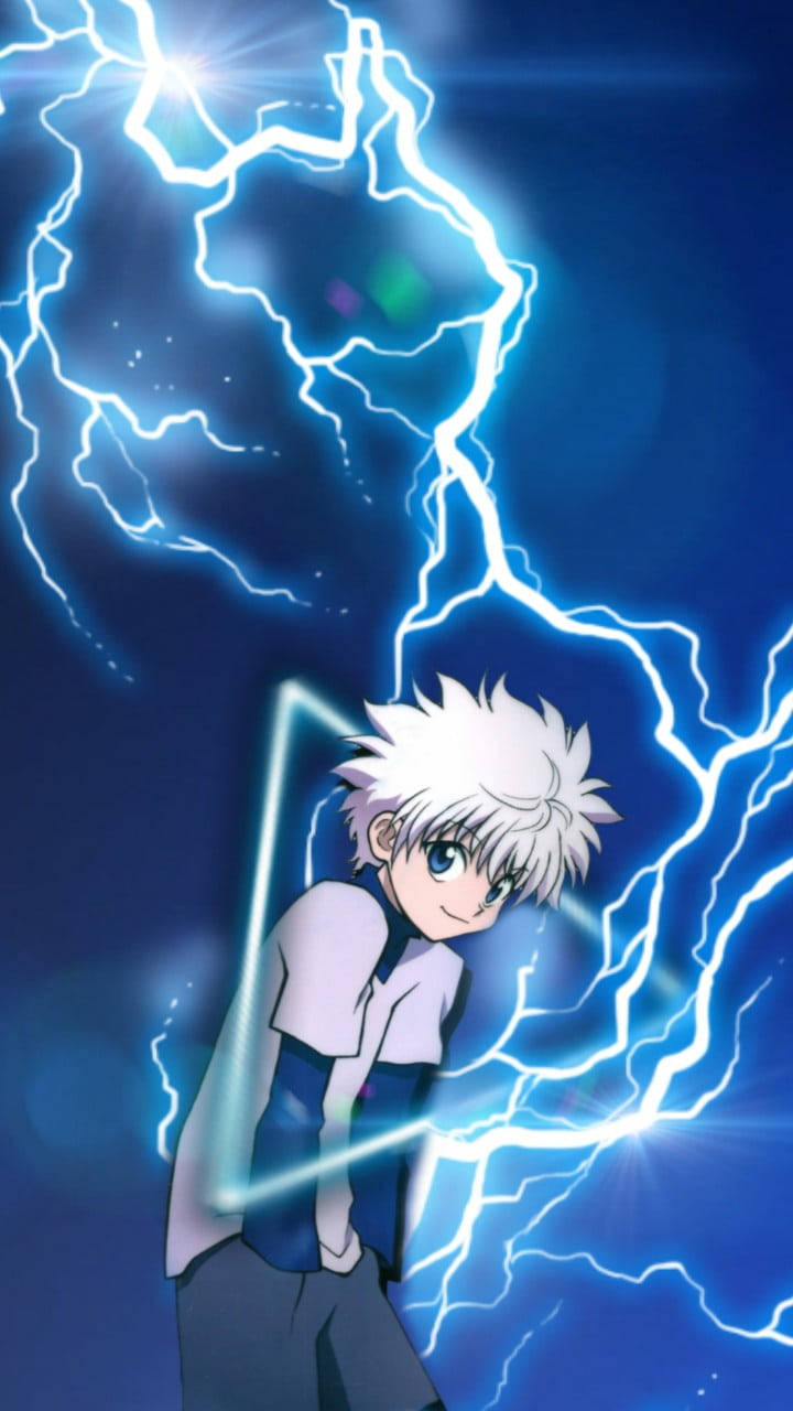 基路亞 桌布 壁紙 — 一個白髮動漫男孩自信地站著，明亮的藍色閃電在他周圍噼啪作響，背景是深藍色的天空。