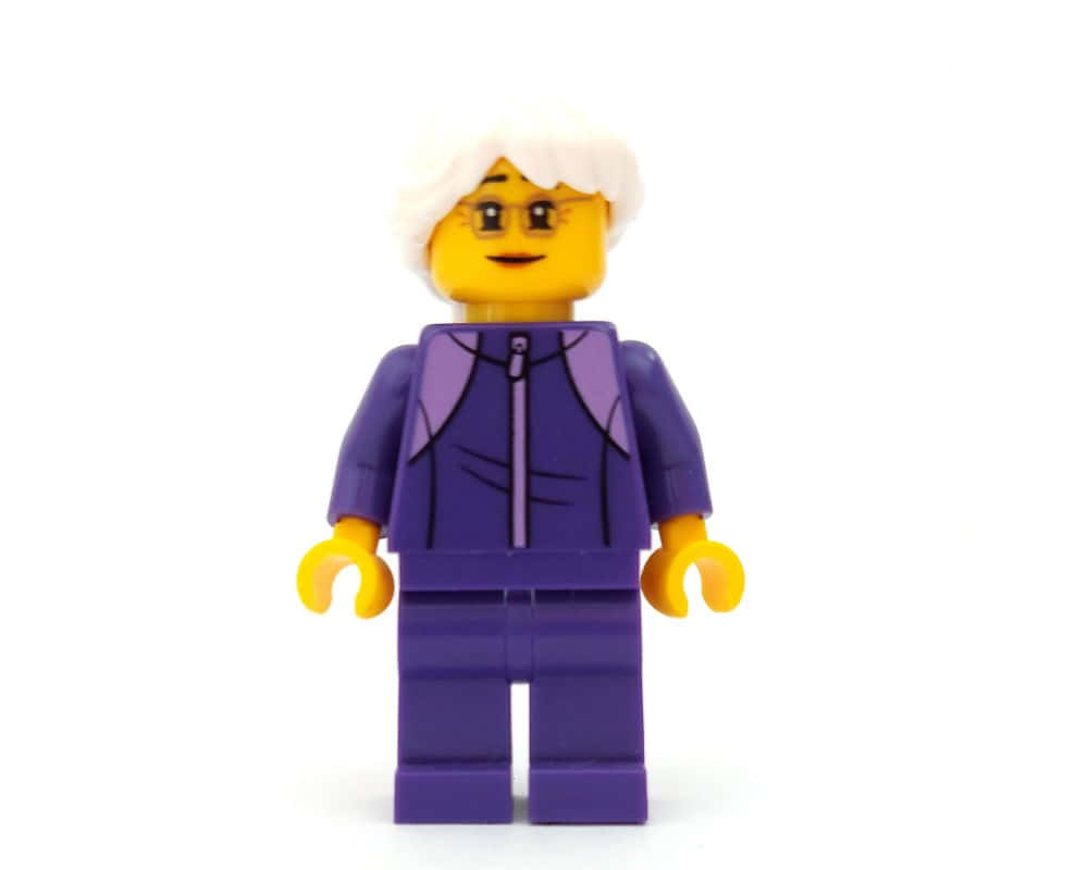 Purple Suit 桌布 壁紙 — 一個白髮戴眼鏡的LEGO迷你人偶，穿著紫色拉鍊服裝，背景為純白色。