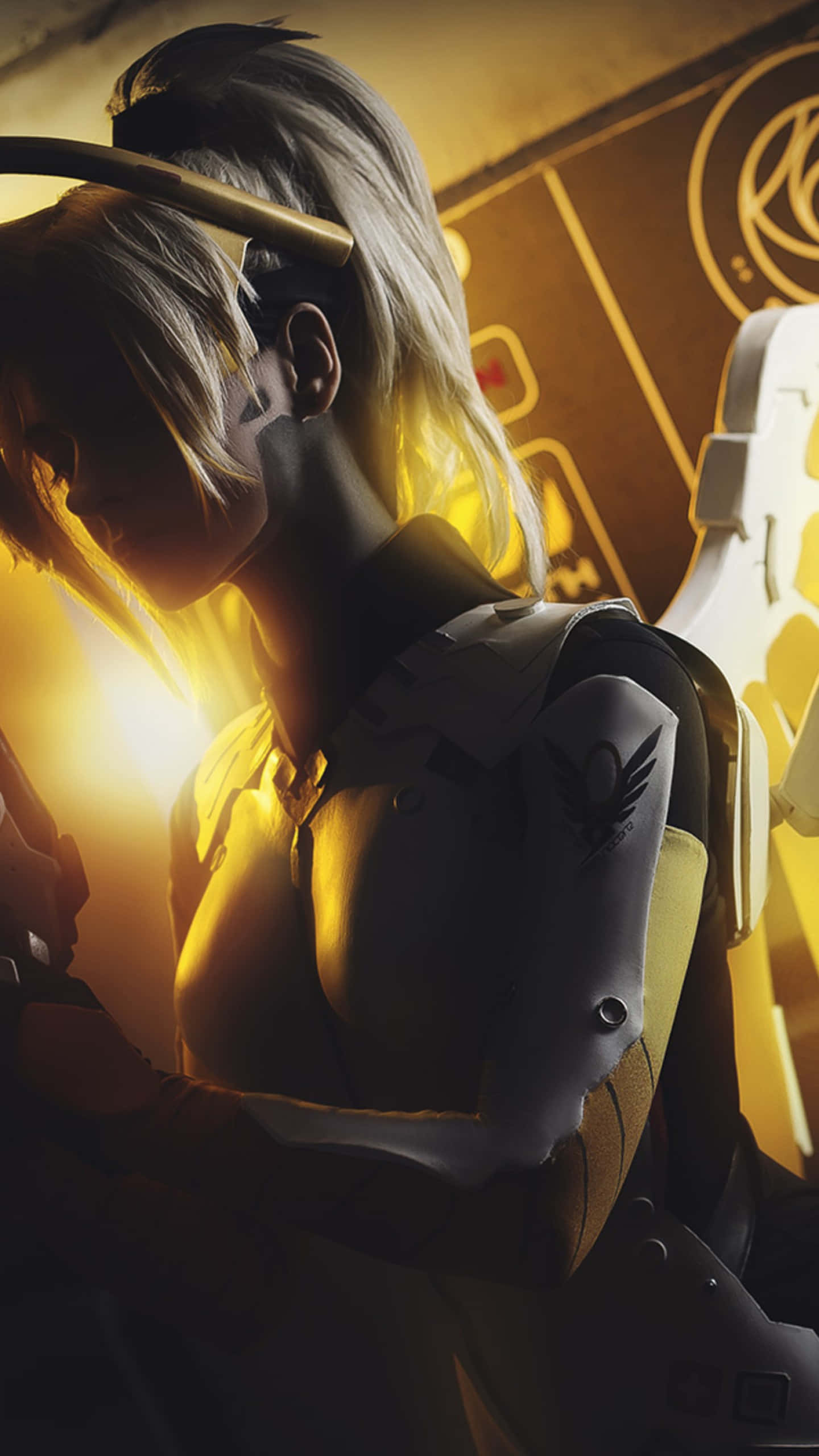 Overwatch Mercy 桌布 壁紙 — 一個白髮的賽博龐克動漫女孩，身後有發光的黃色光芒，置身於未來設定中。