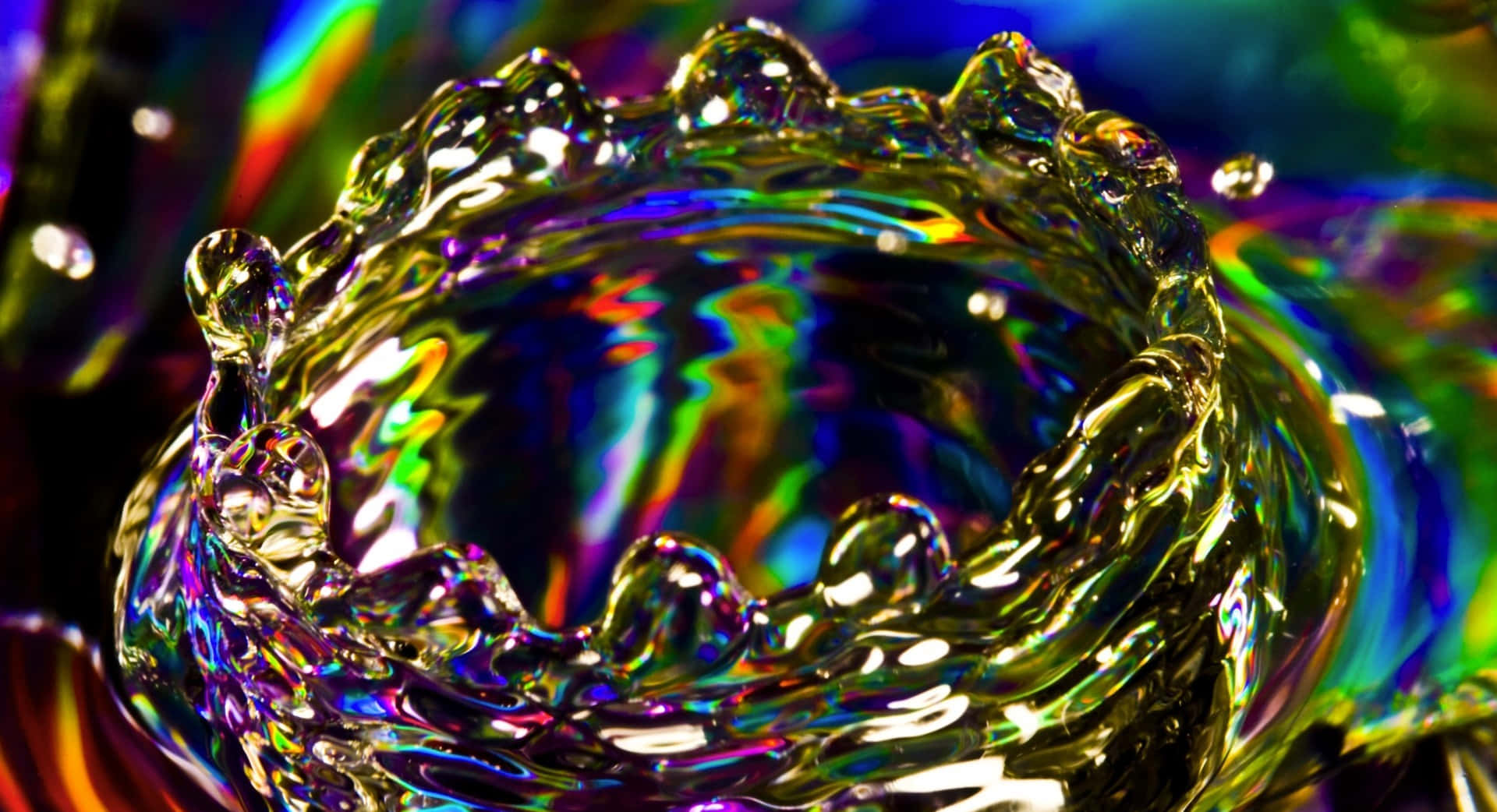 Trippy 3d Art 桌布 壁紙 — 一個皇冠形狀的水花在動態抽象爆發中折射出鮮豔的彩虹色彩。