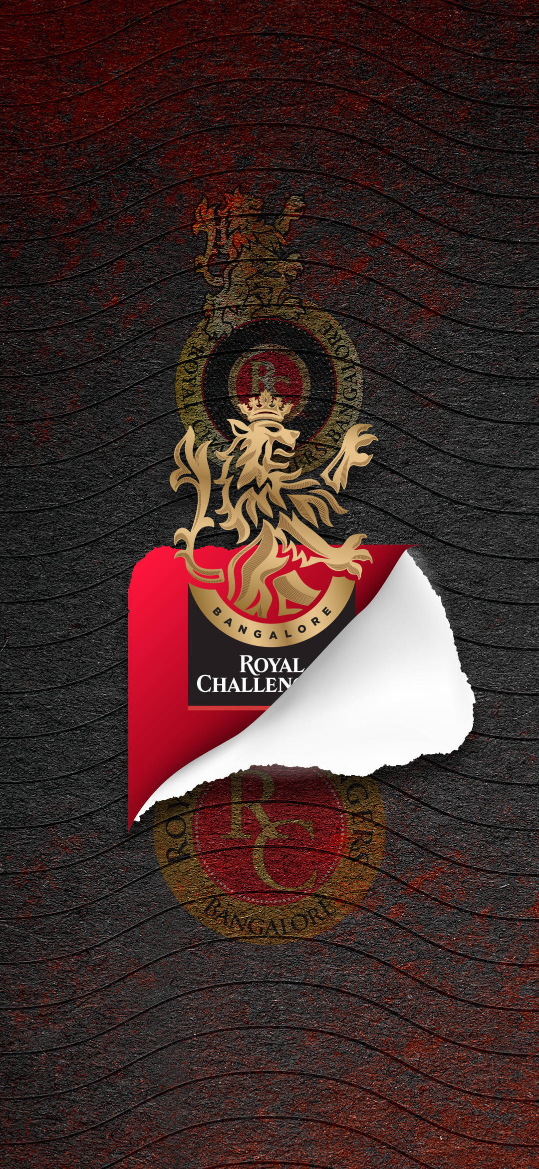 royal challengers bangalore 桌布 壁紙 — 一個皇家獅子徽章從一個撕裂的紅色貼紙中露出，背景是帶有紅色飛濺的深色紋理背景。