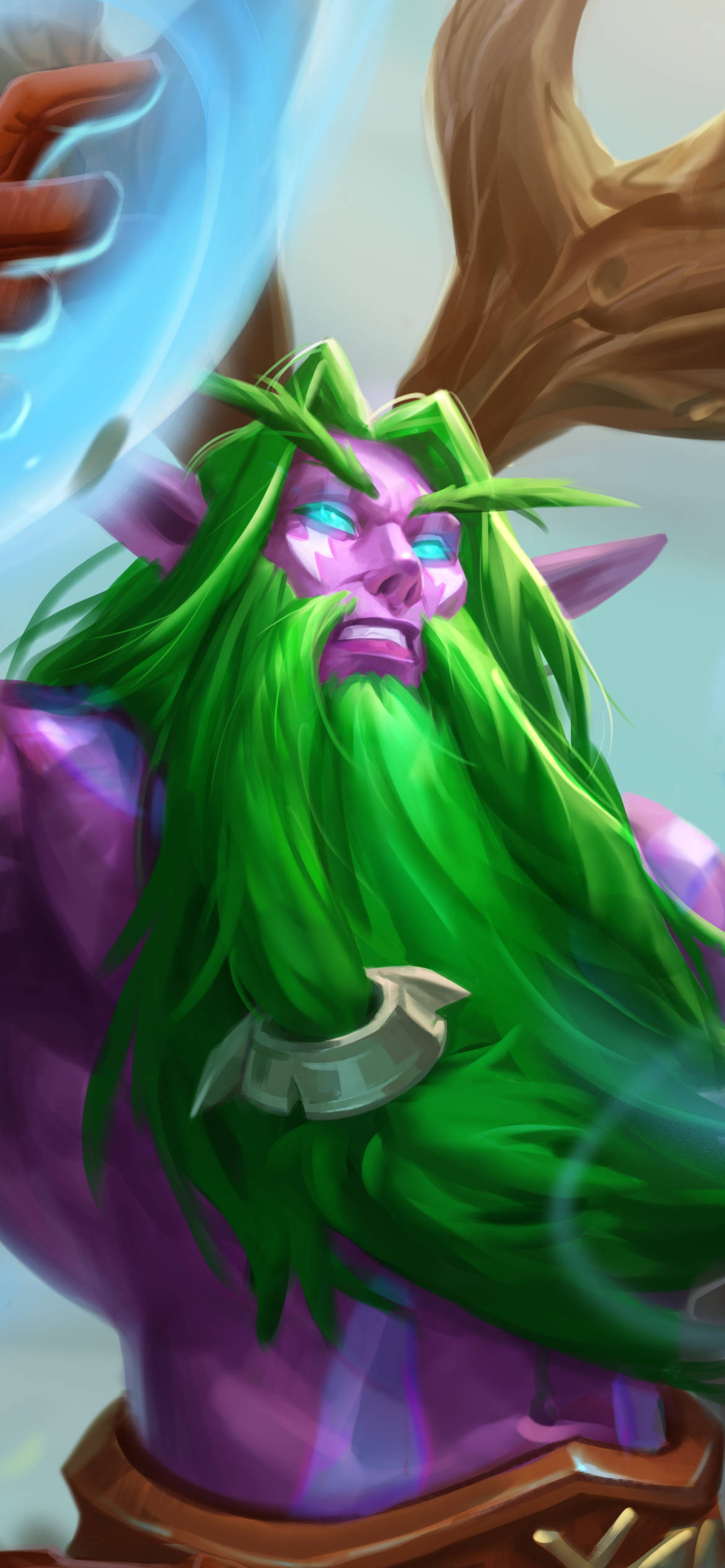 hearthstone phone 桌布 壁紙 — 一個皮膚紫色、長著綠色長髮和鹿角的兇猛精靈，在動態奇幻肖像中引導發光的藍色魔法。