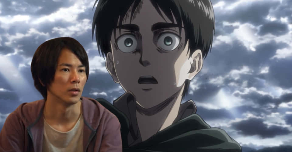 Isayama Hajime 桌布 壁紙 — 一個真人同一個大眼動漫角色喺戲劇性嘅多雲天空下並肩企喺度。