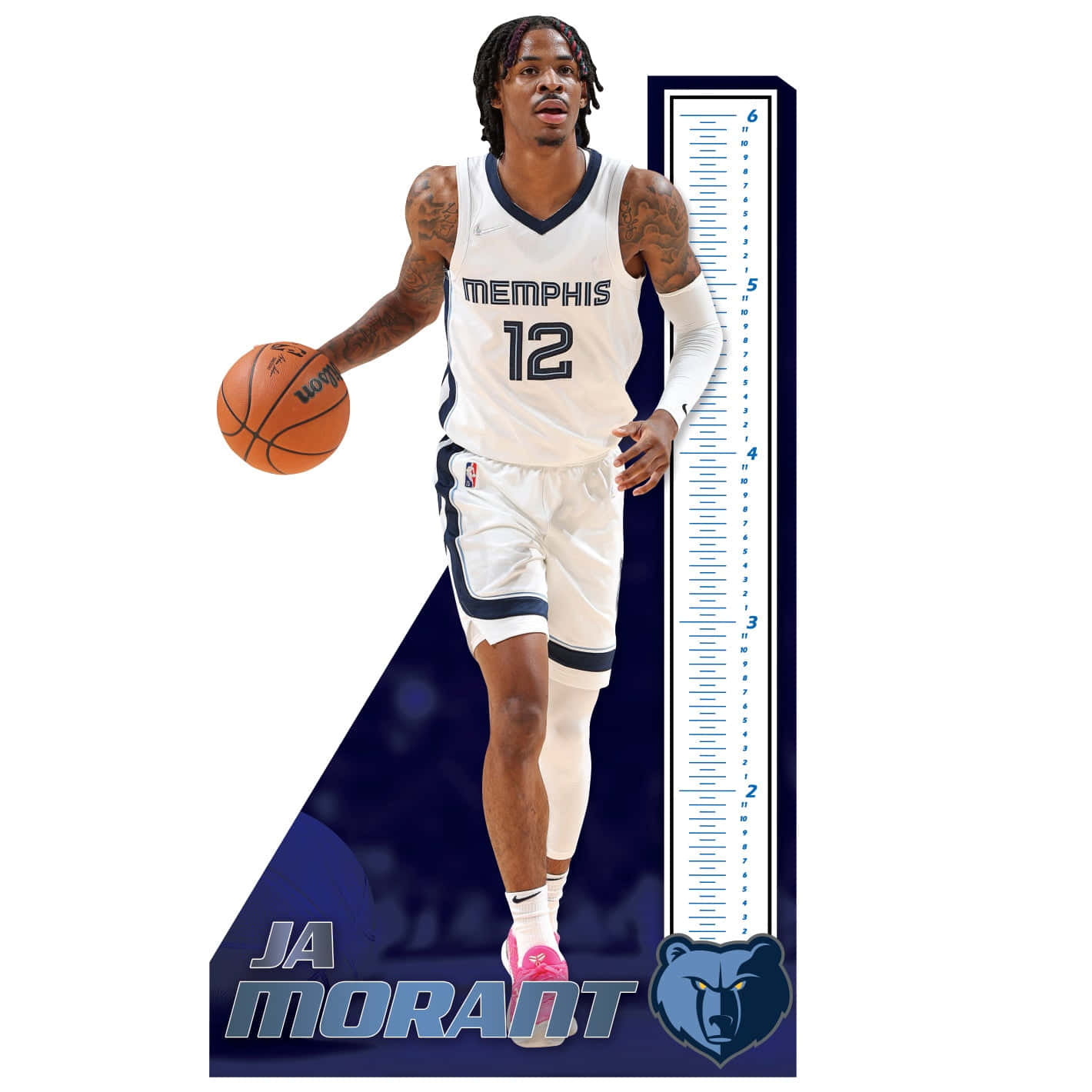 莫蘭特 桌布 壁紙 — 一個真人大小嘅紙板剪裁，展示籃球運動員Ja Morant身穿孟菲斯灰熊隊制服，喺身高圖旁邊揸住一個籃球。