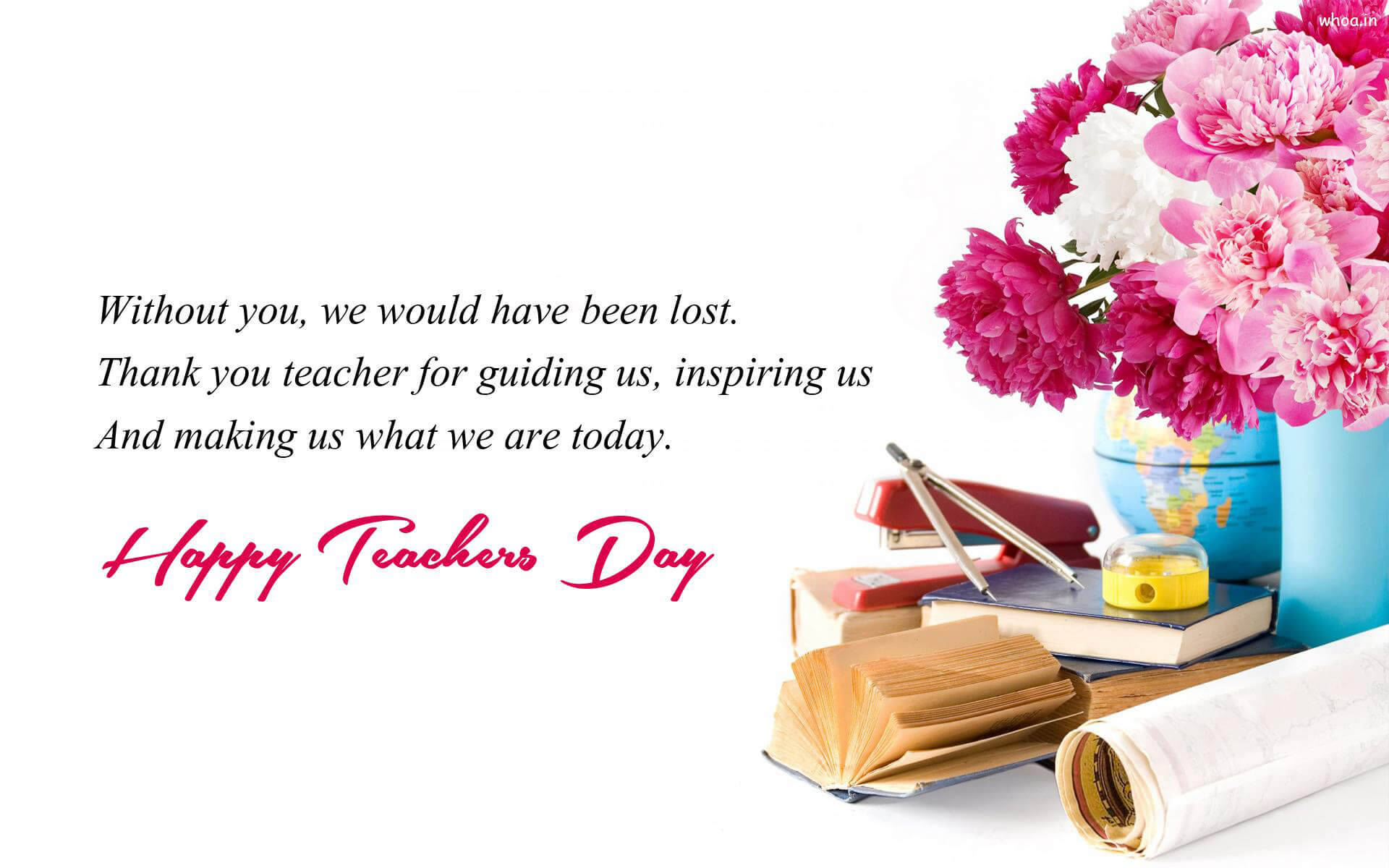 Happy Teachers Day 桌布 壁紙 — 一個真摯的教師節祝福，粉紅色和白色的花朵放在書本、文具和地球儀旁邊，背景是潔淨的白色。