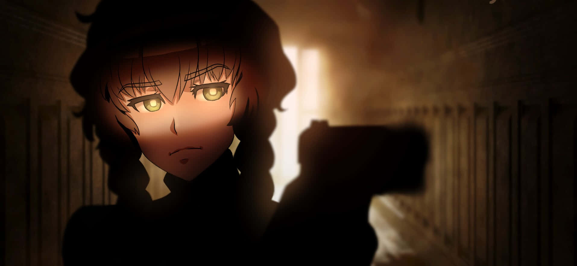 Suzuha Amane 桌布 壁紙 — 一個眼神堅定的動漫女孩，擁有發光的綠色眼睛，在昏暗的走廊中瞄準槍支，沐浴在溫暖的背光中。