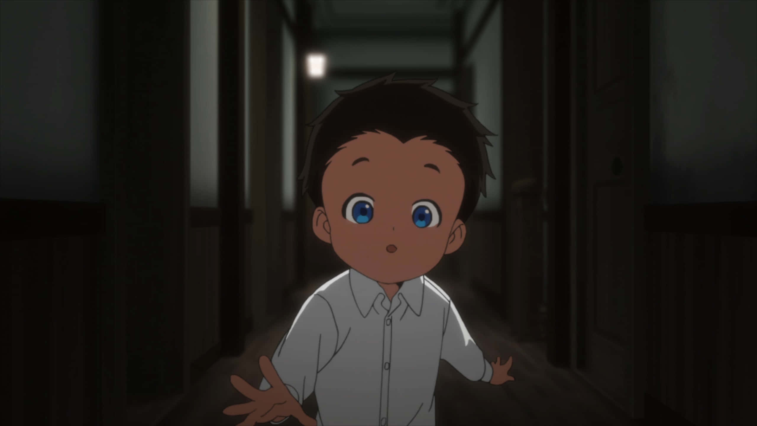 The Promised Neverland Phil 桌布 壁紙 — 一個睜大眼睛、穿著白襯衫的動畫男孩站在光線昏暗的走廊裡，頭頂只有一盞燈投下陰影。