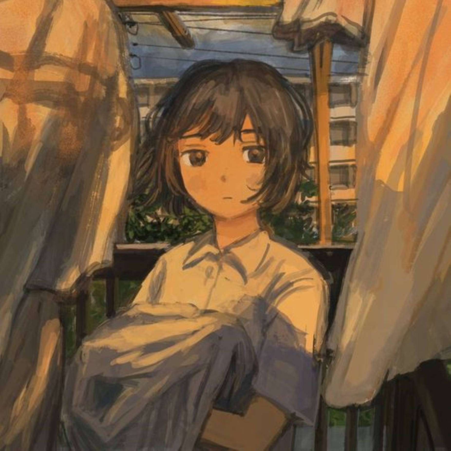 動漫男孩 桌布 壁紙 — 一個短棕髮的年輕動漫女孩坐在陽台上，沐浴在溫暖的金色午後陽光中，若有所思。