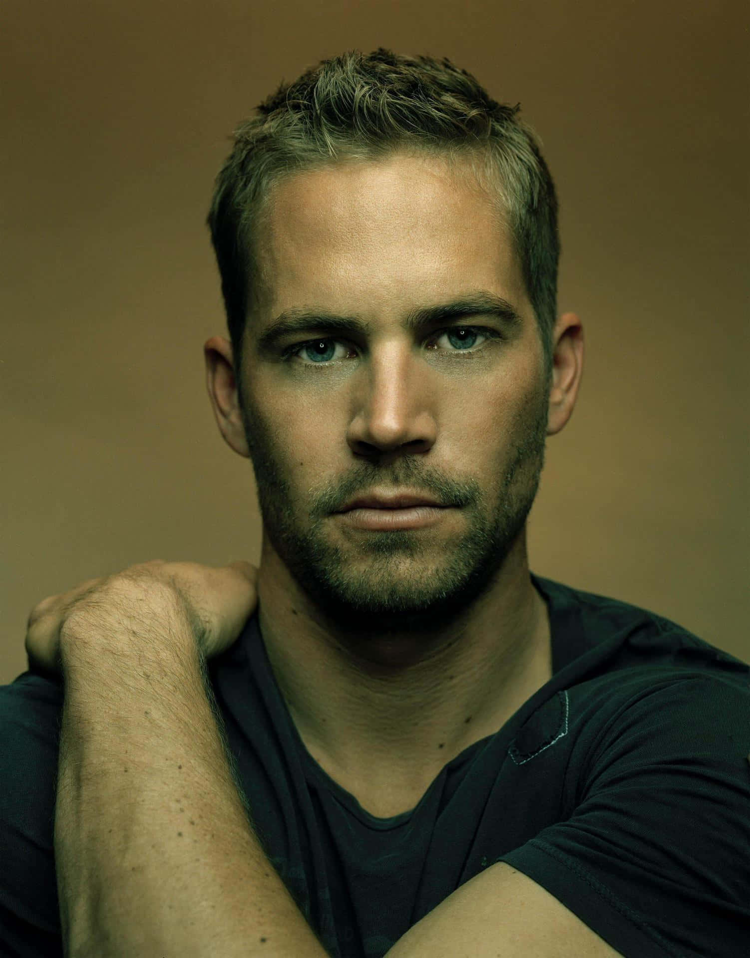 Paul Walker 桌布 壁紙 — 一個短髮留鬚根的男人近距離肖像，他正以嚴肅的表情直視鏡頭。