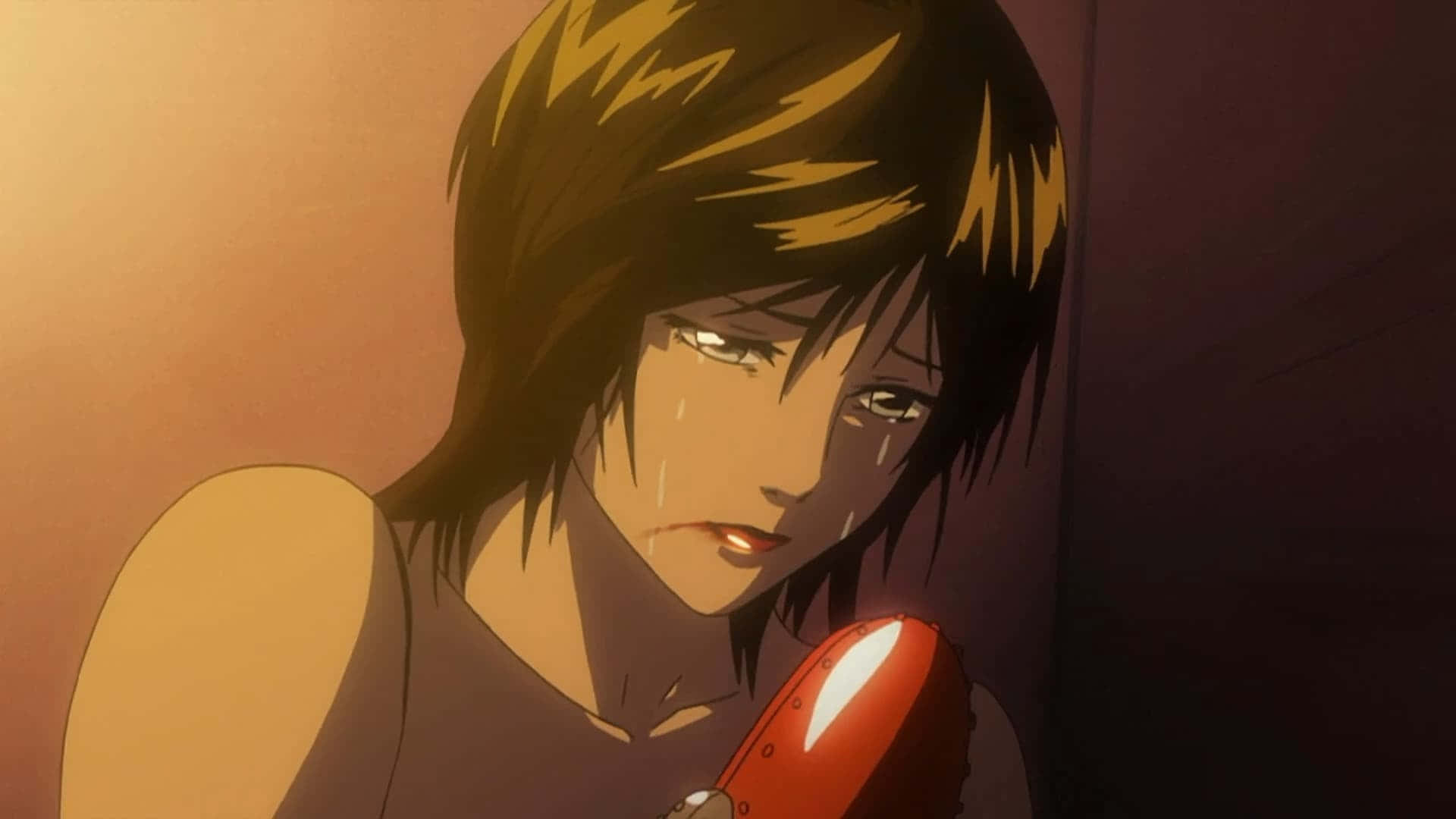 Kiyomi Takada 桌布 壁紙 — 一個短黑髮的動漫女孩流著淚，在溫暖的環境燈光下拿著一個紅色物體。