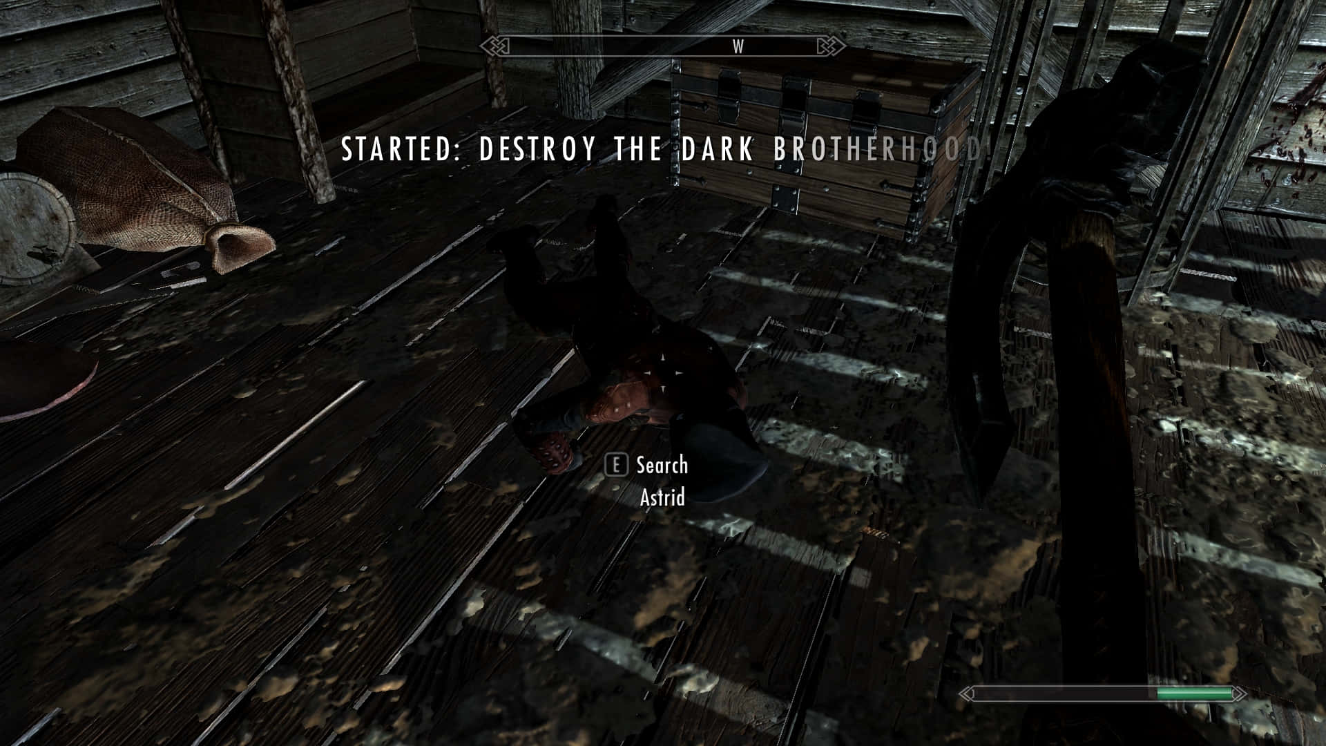 Skyrim Astrid 桌布 壁紙 — 一個破舊房間的深色木地板上顯示一個倒下的角色，帶有血跡和遊戲UI文字，指示任務開始。