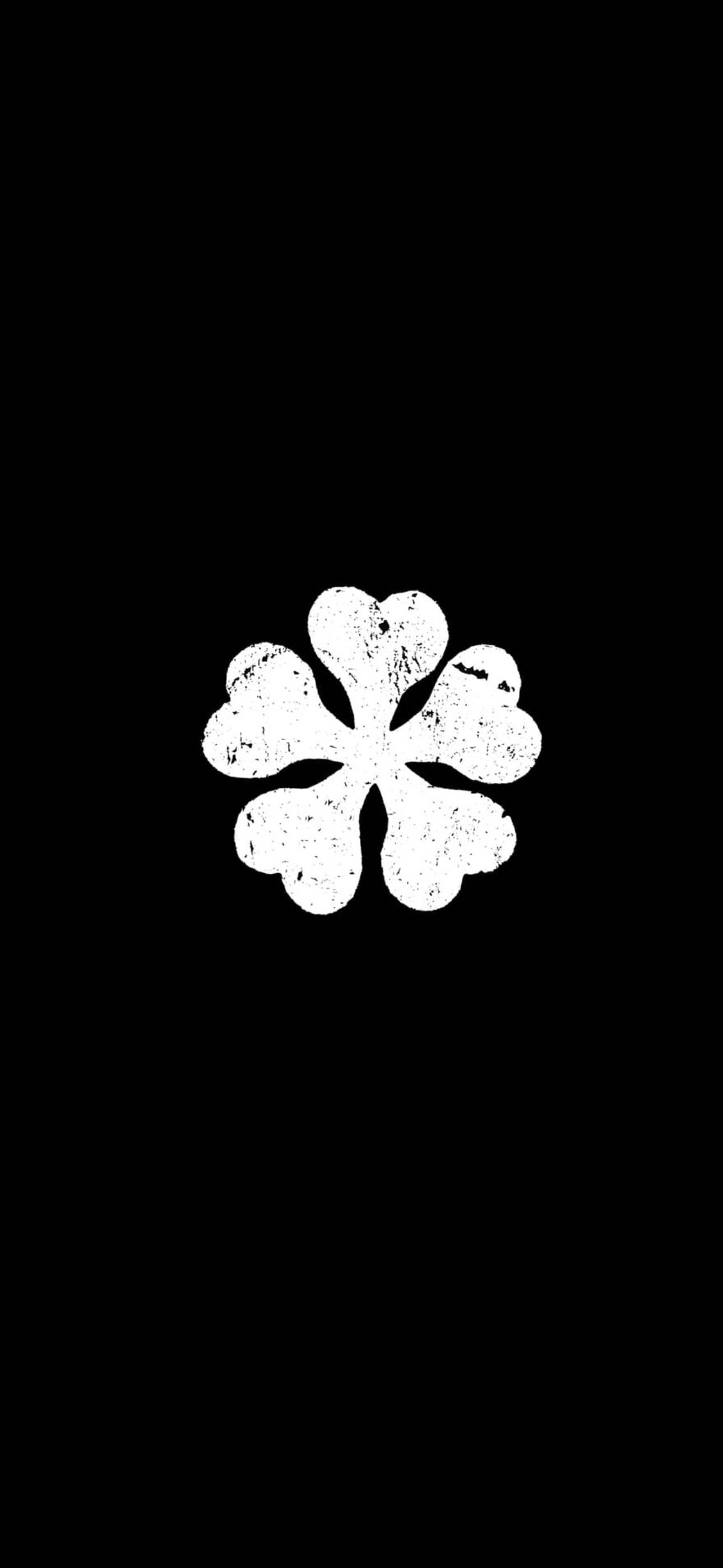 Black Clover Anime 桌布 壁紙 — 一個破舊的白色四葉草符號居中在純黑色背景上。
