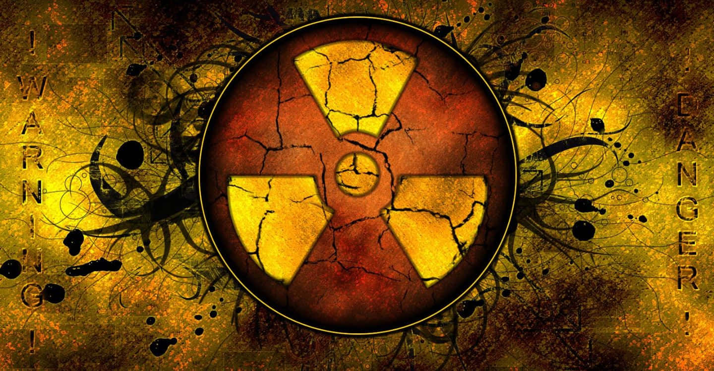 Fallout Nuke 桌布 壁紙 — 一個破裂的放射性標誌在粗糙的黃色和棕色背景上發光，帶有飛濺和警告文字。