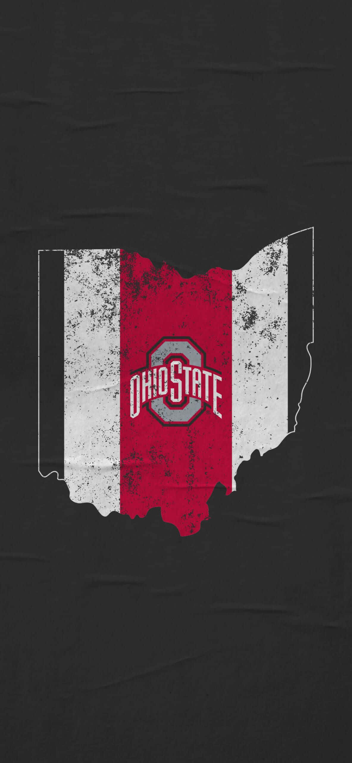 「Go Bucks！」 壁紙 — 一個磨損的俄亥俄州輪廓，紅白配色，中央有 'OHIO STATE' 標誌，置於深色紋理背景上。