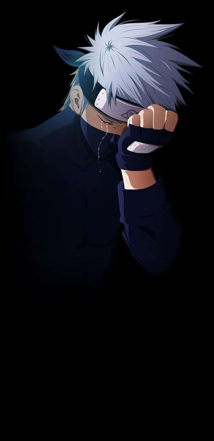 Akatsuki Kakashi 桌布 壁紙 — 一個神情肅穆的動漫角色，有著尖刺銀髮和頭帶，戴著手套的手在黑色背景前擦拭眼淚。