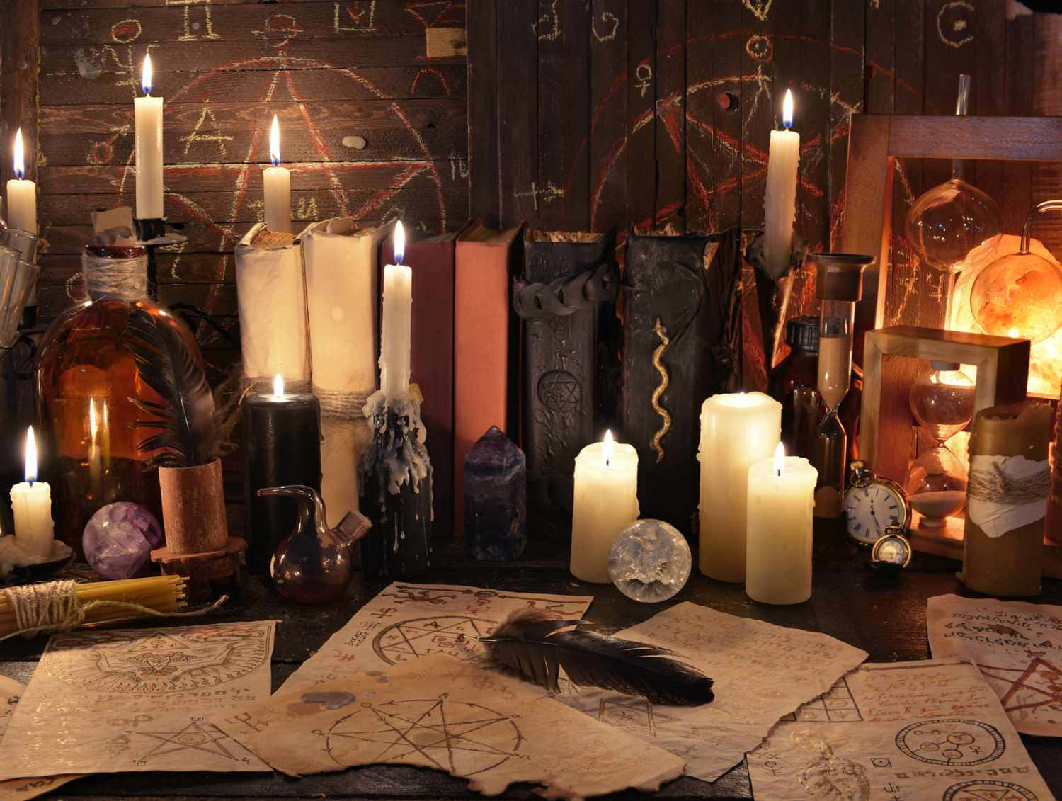 Grimoire 桌布 壁紙 — 一個神秘嘅神秘學工作空間，由搖曳嘅蠟燭照亮，木牆上有神秘符號，散落著儀式用紙張。