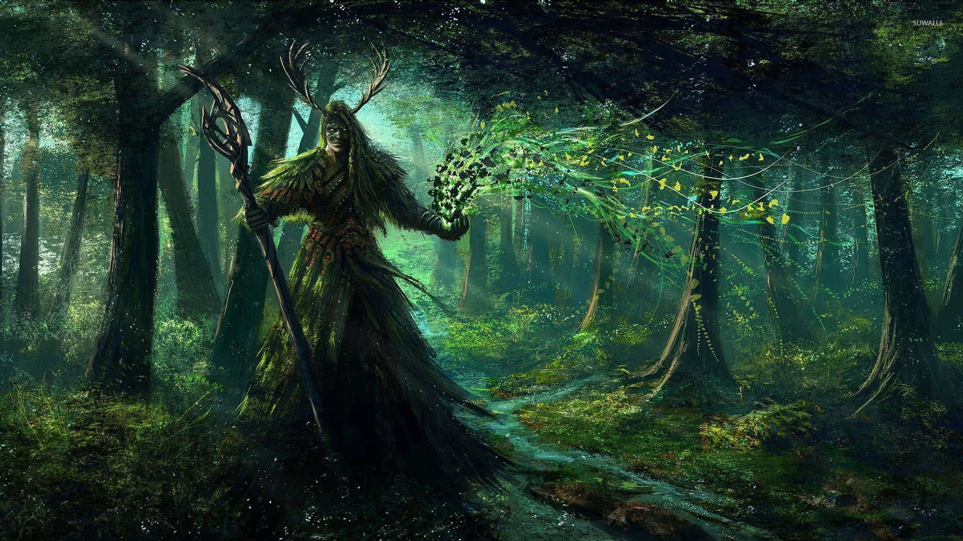 神秘的森林精靈，長有鹿角，身穿樹葉長袍，在迷霧籠罩的林地中釋放出發光的藤蔓。 — 美女與野獸 GIF 壁紙