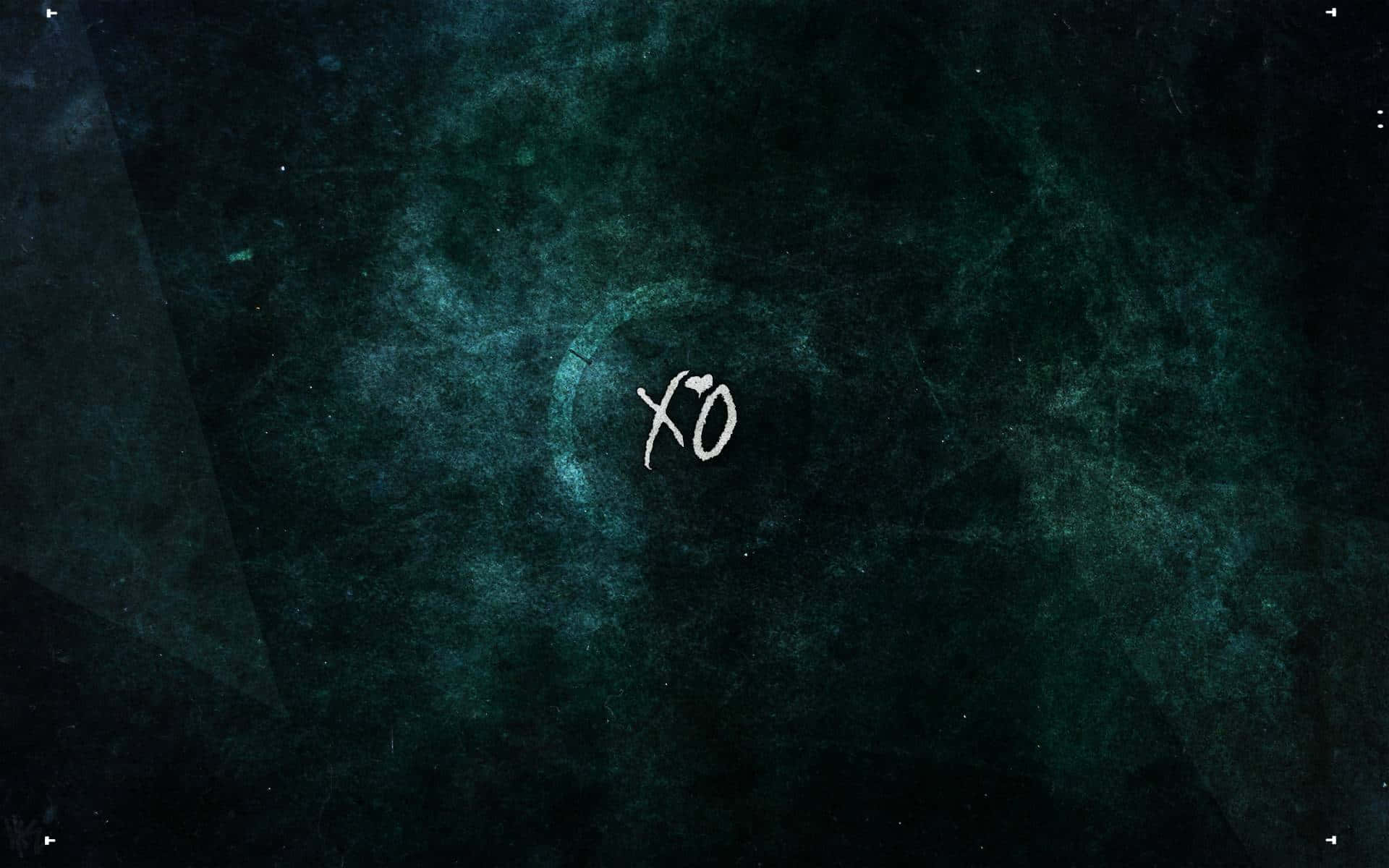 The Weeknd 桌布 壁紙 — 一個神秘的白色XO符號在帶有紋理的深藍綠色宇宙背景上發光，並帶有微小的星狀斑點。