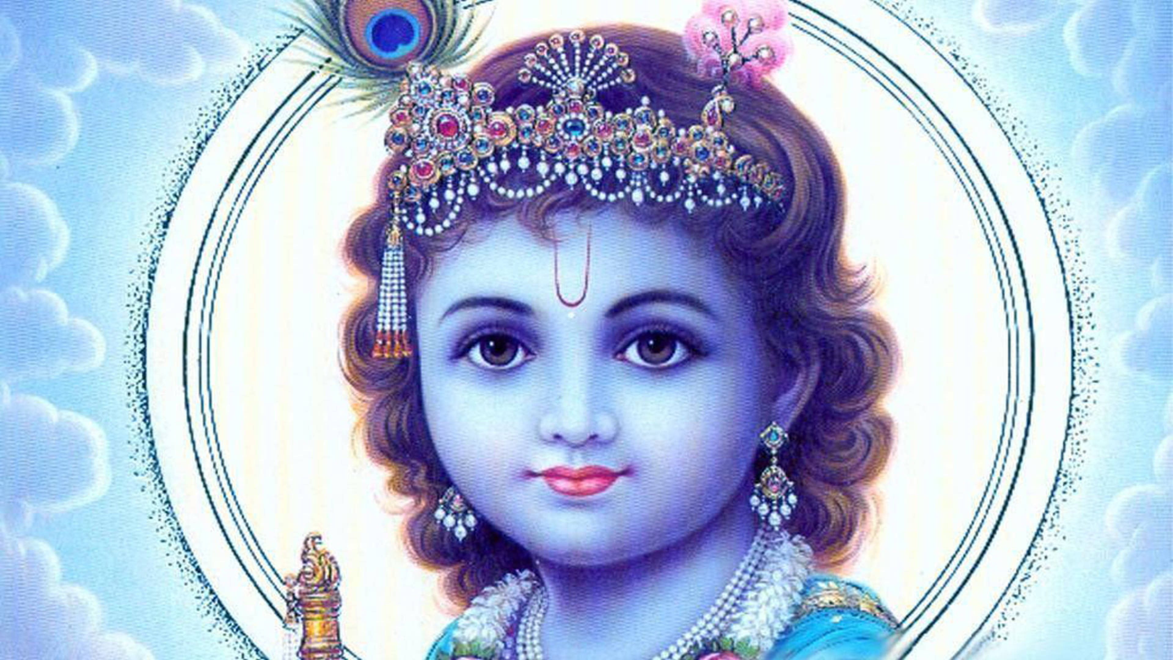 krishna ji 桌布 壁紙 — 一個神聖的孩子，捲曲的頭髮上裝飾著珠寶和孔雀羽毛，在神聖的光環中溫柔地凝視。